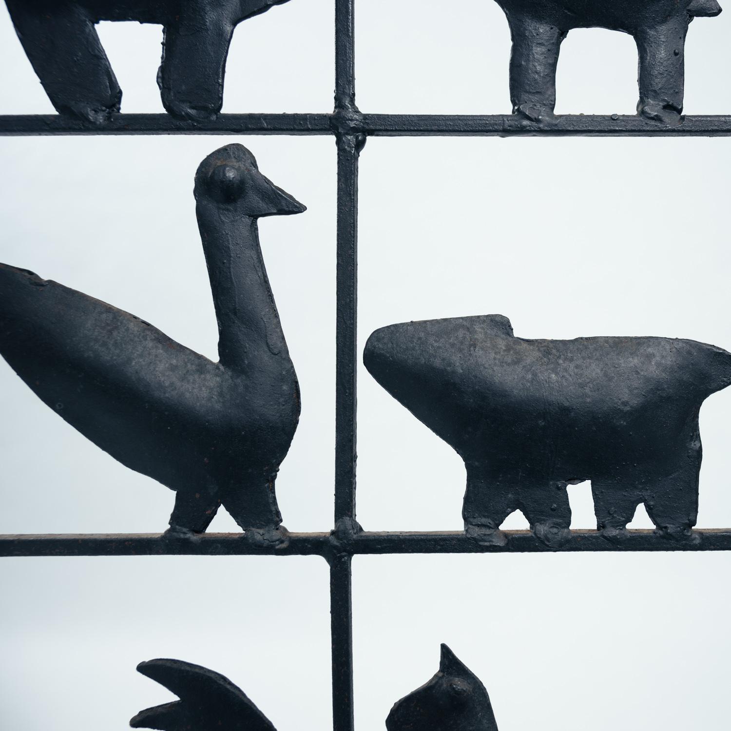 Francese Atelier des Marolles Paravento Touret divisorio in ferro battuto con animali, anni '50 in vendita