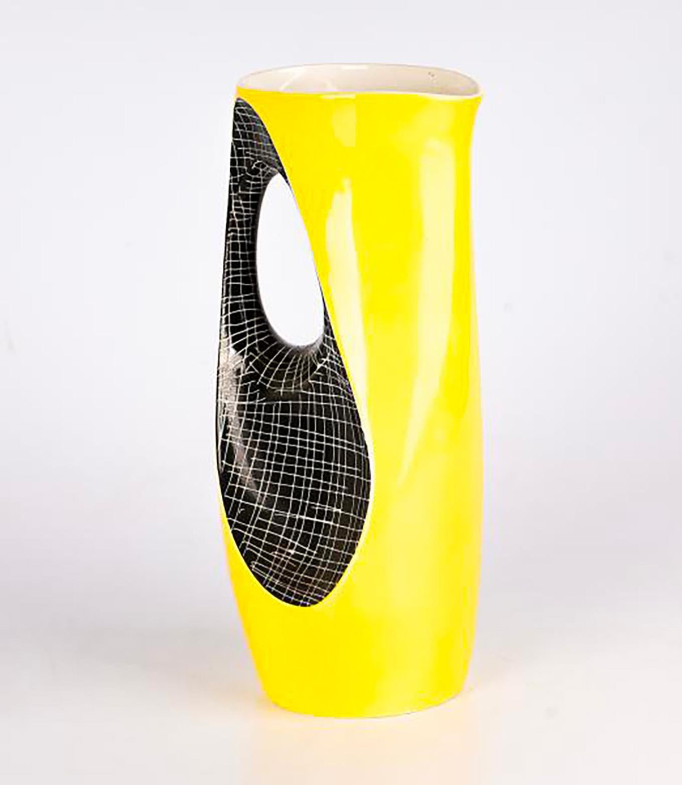 Ce vase en céramique émaillé et polychrome, créé dans les années 50 au Brésil, est une œuvre de l'atelier 