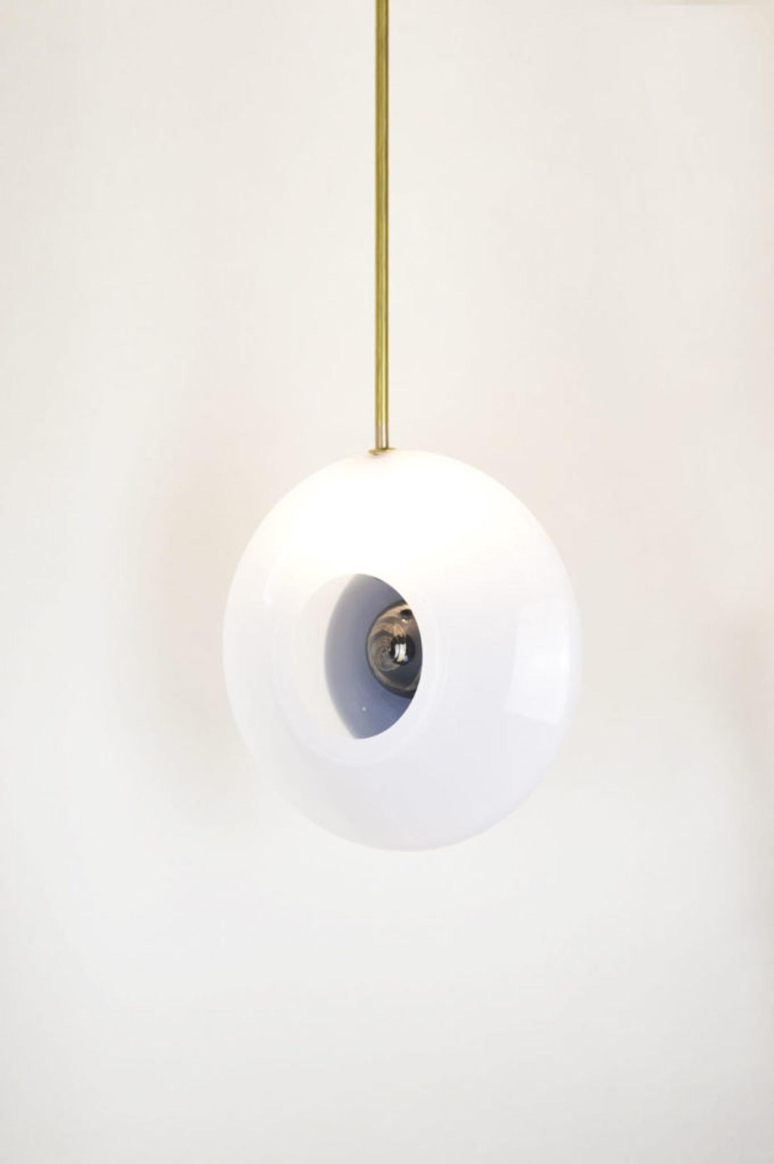 Lampada a sospensione ideata da Atelier George nel 2020 e corrispondente alla Collezione Aube.
Questo pezzo di illuminazione è realizzato in vetro soffiato con due elementi fondamentali, la forma a ellisse bianca dall'esterno e la forma a cuore nera