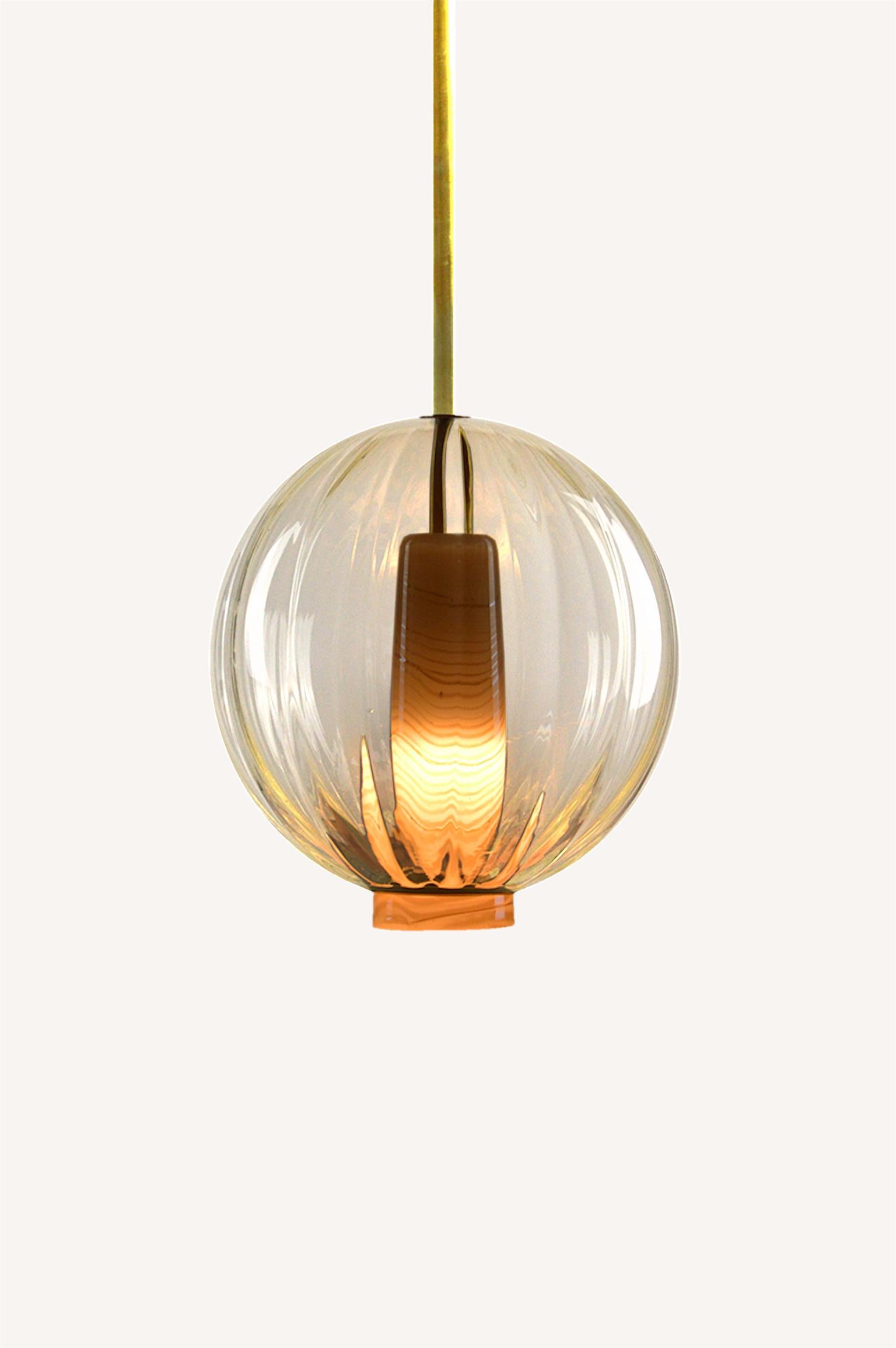 Suspension Globe

Suspension en verre soufflé par Atelier George fait partie de la collection Moire et créée en 2019. L'éclairage est composé d'un globe en verre coloré cannelé et d'un verre opalescent conique à motif de marbre. Le luminaire est