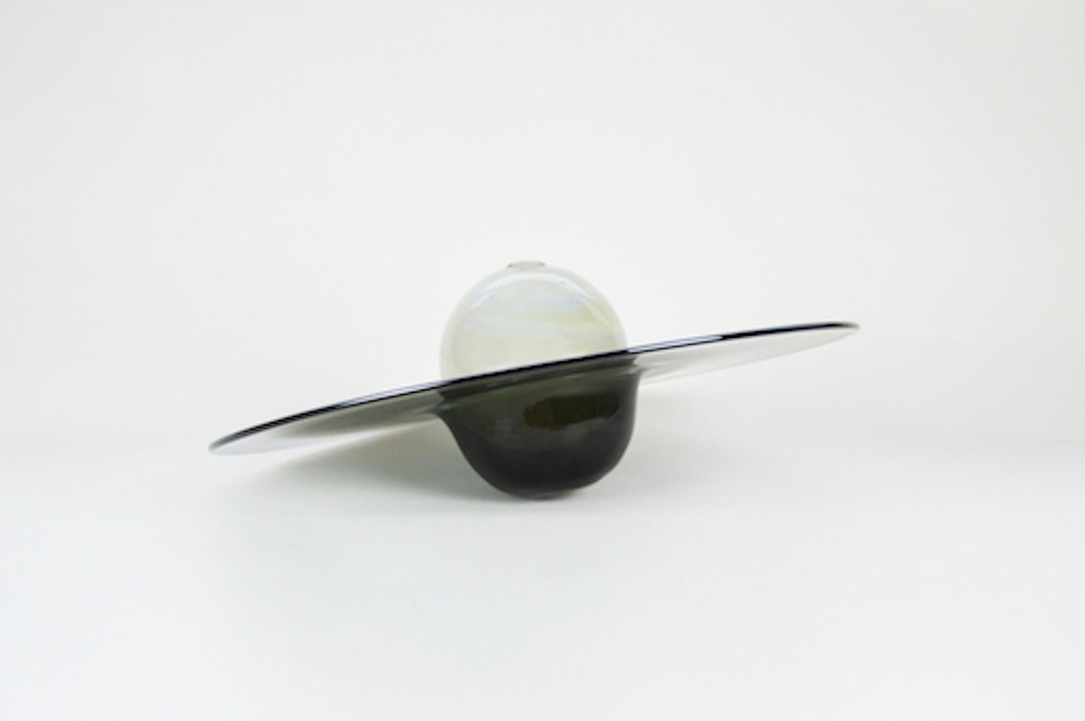 Minimaliste Atelier George Vase en verre soufflé Saturne à une seule fleur en vente