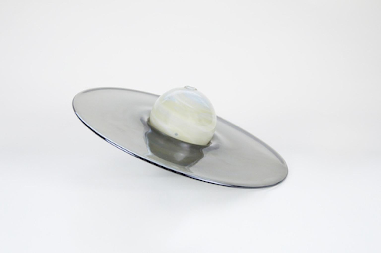 Français Atelier George Vase en verre soufflé Saturne à une seule fleur en vente