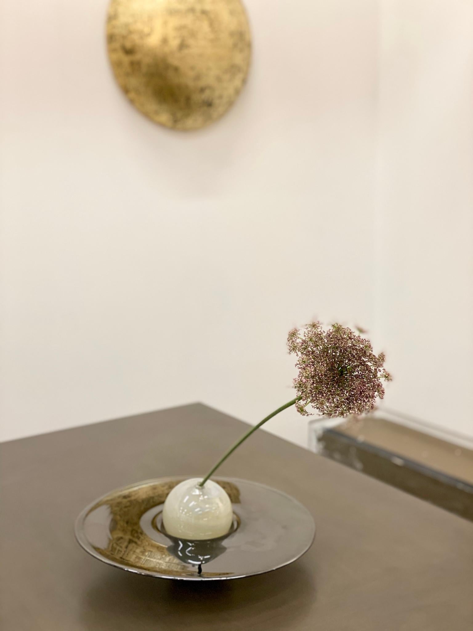 Atelier George Vase en verre soufflé Saturne à une seule fleur Neuf - En vente à Paris, FR