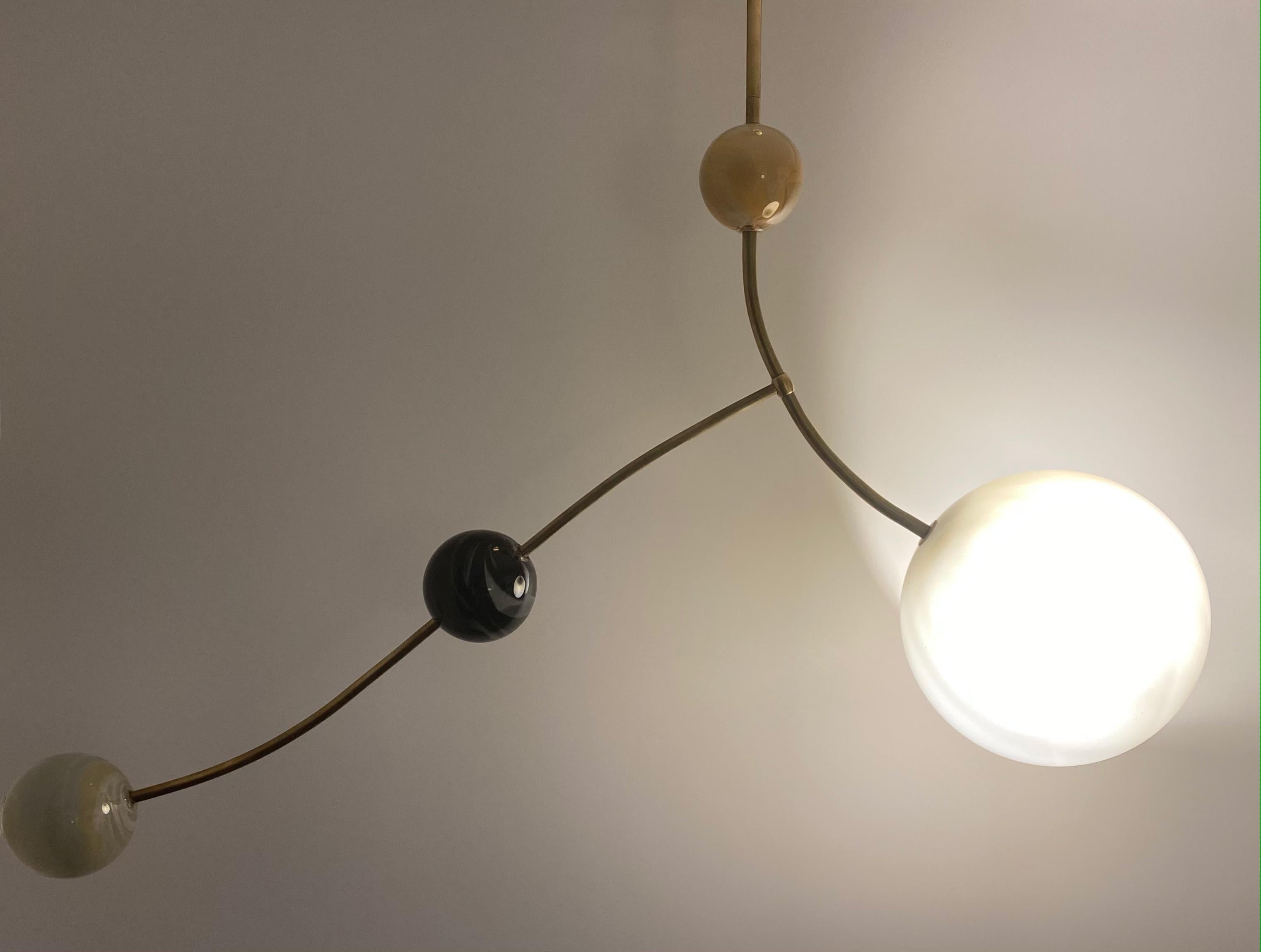 Lampe suspendue Solaire

Cette lampe suspendue a été conceptualisée par l'Atelier George en 2020, et fait partie de la collection Aube. Chaque sphère est soufflée par l'artiste, ce qui rend la suspension unique. Ce luminaire est composé d'un globe