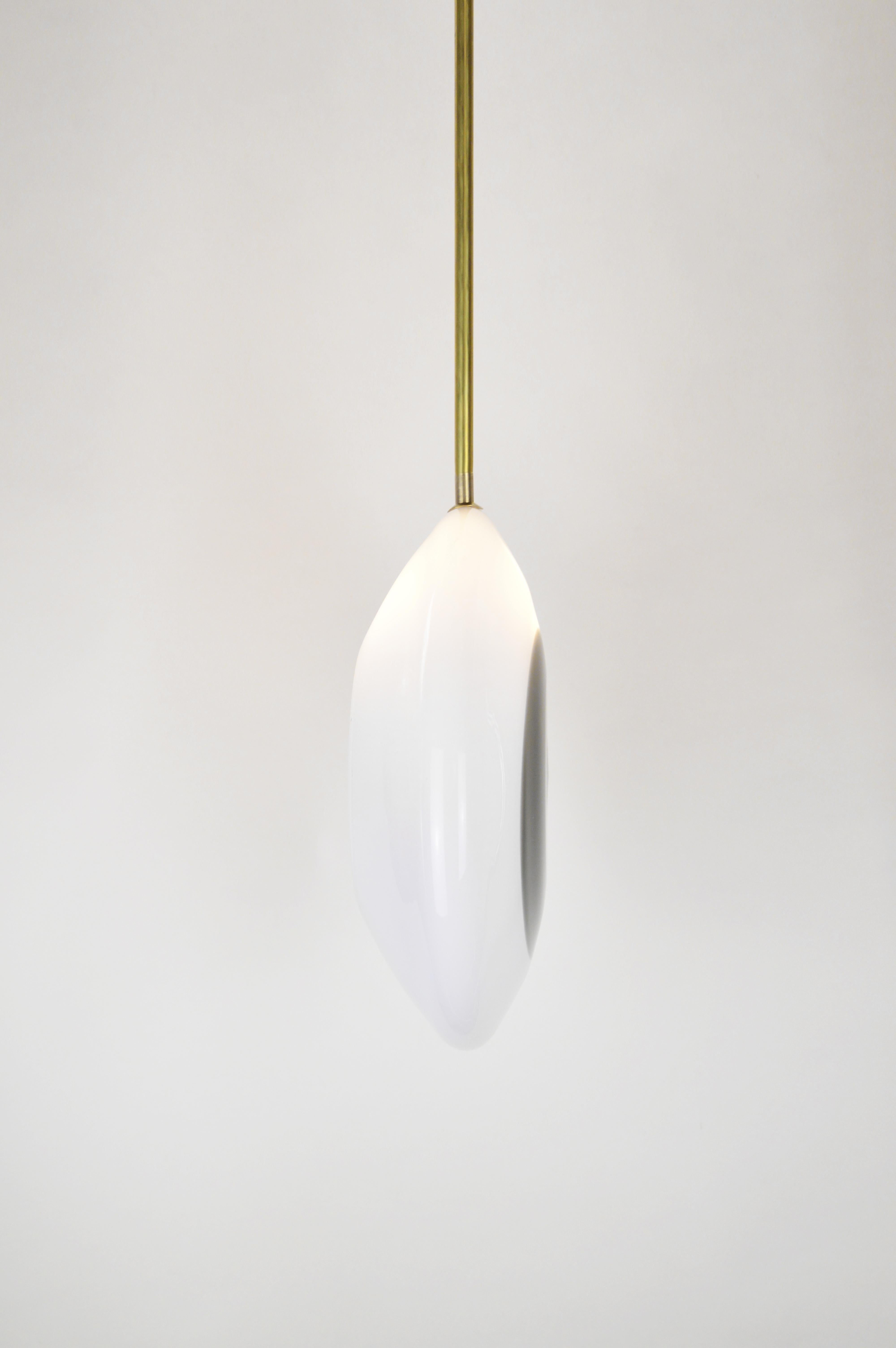 Suspension Trou noir

Suspension conçue par Atelier George en 2020, faisant partie de la collection Aube. Ce luminaire en verre soufflé est composé de deux éléments : un ellipsoïde extérieur en verre blanc opalin et un noyau noir blanchâtre
à