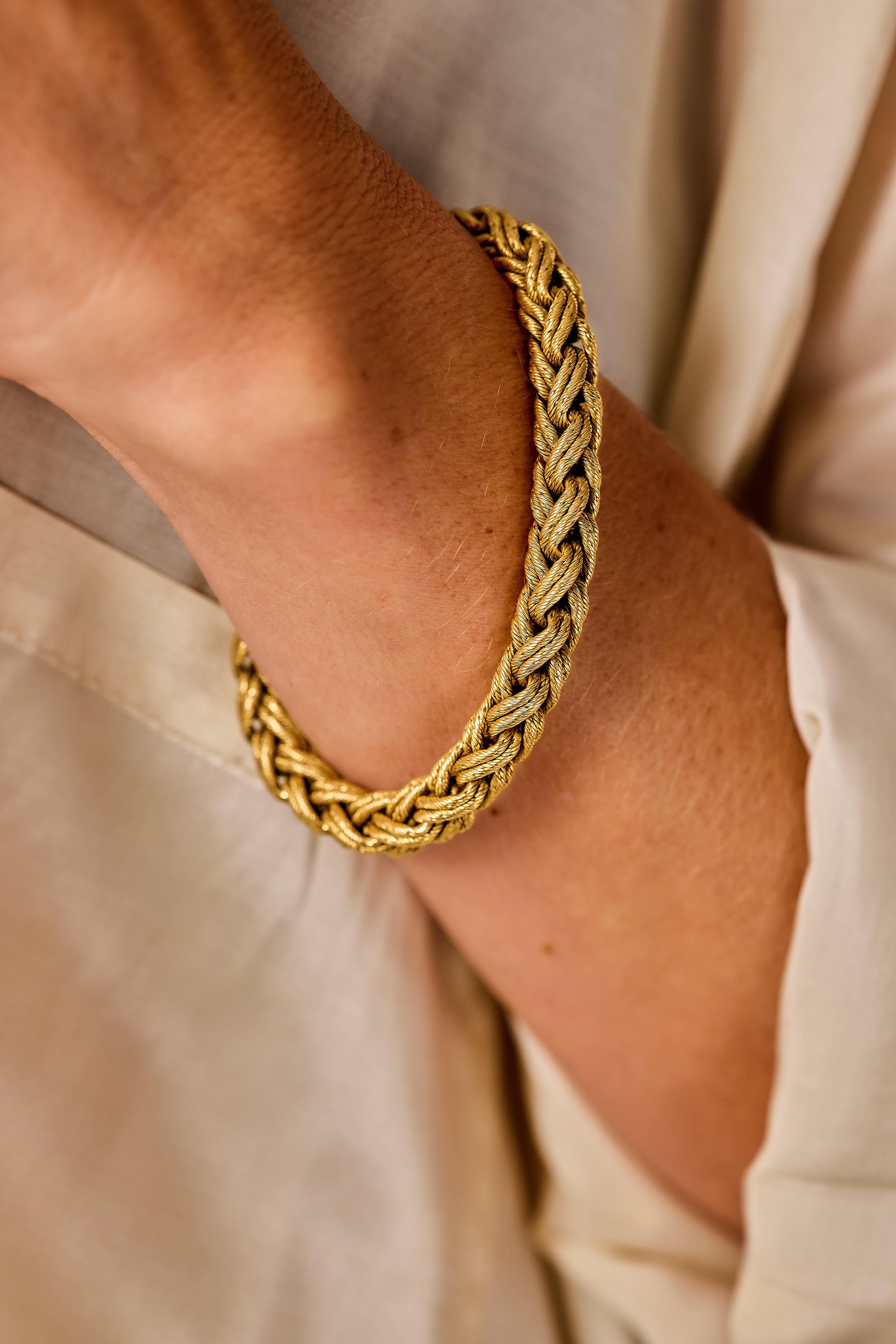 Armband aus 18 Karat / 750‰ Gelbgold mit doppelt gedrehten, gegliederten und strukturierten Gliedern im 