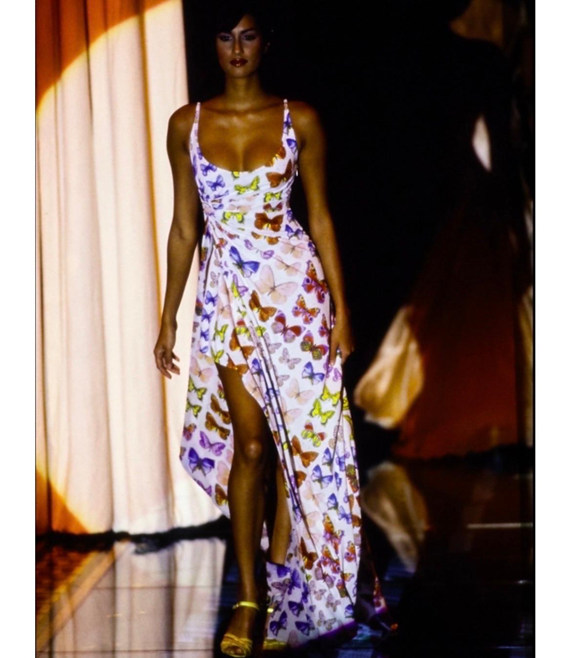 Iconic and incredibly rare silk Atelier Gianni Versace vintage butterfly printed robe featuring the famous butterfly print from Spring Summer 1995
Mint green with multicolored butterflies throughout.
Comes with the original Atelier Versace box.
Two