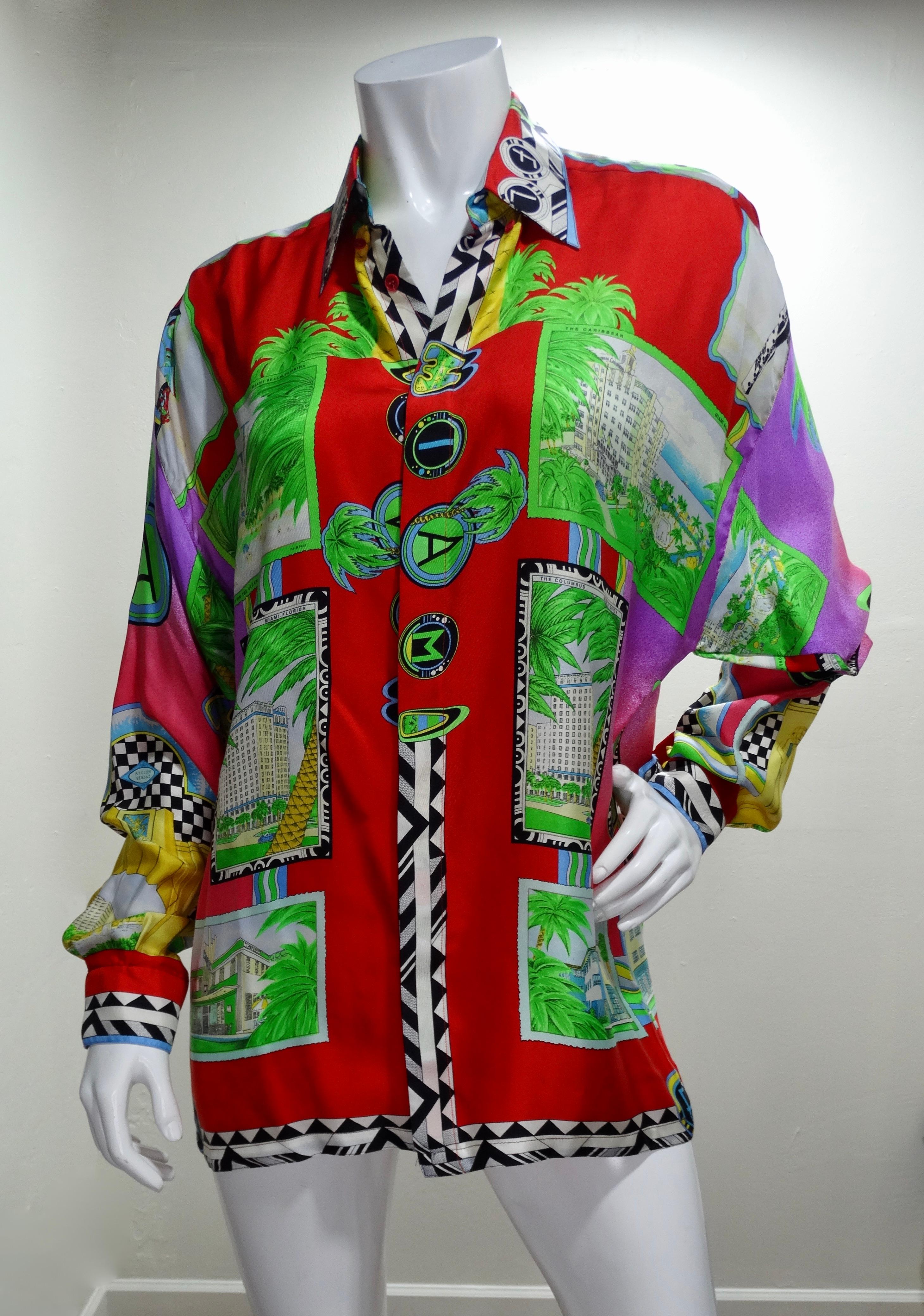 Gianna Versace tout droit sorti des archives ! Datant des années 1990, cette chemise en soie présente une impression inspirée de Miami, avec des couleurs néon ombreuses, des arrangements floraux tropicaux, des cartes postales avec des destinations à