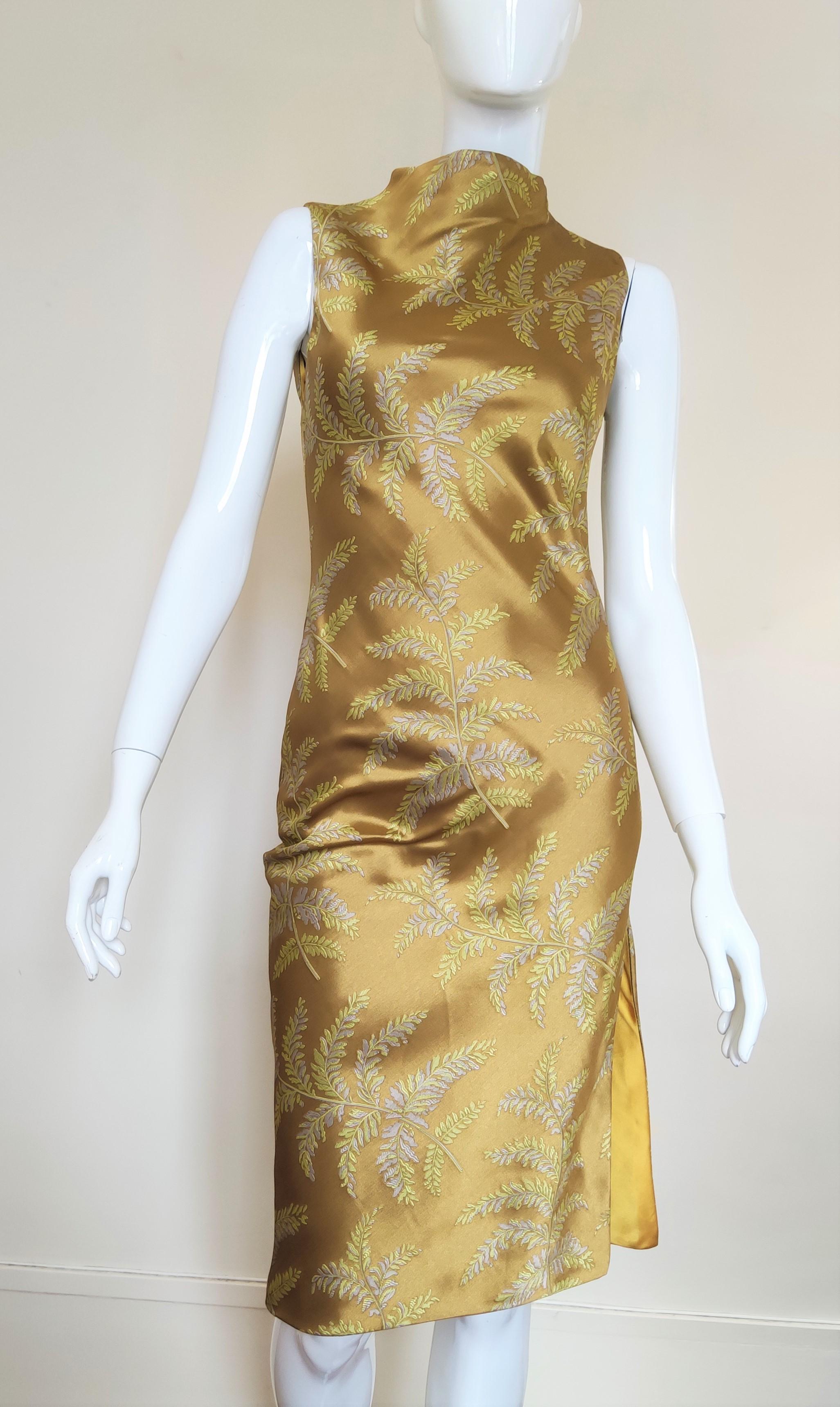 Jaune Atelier Gianni Versace - Robe de soirée baroque en soie jaune moutarde à feuilles florales en vente