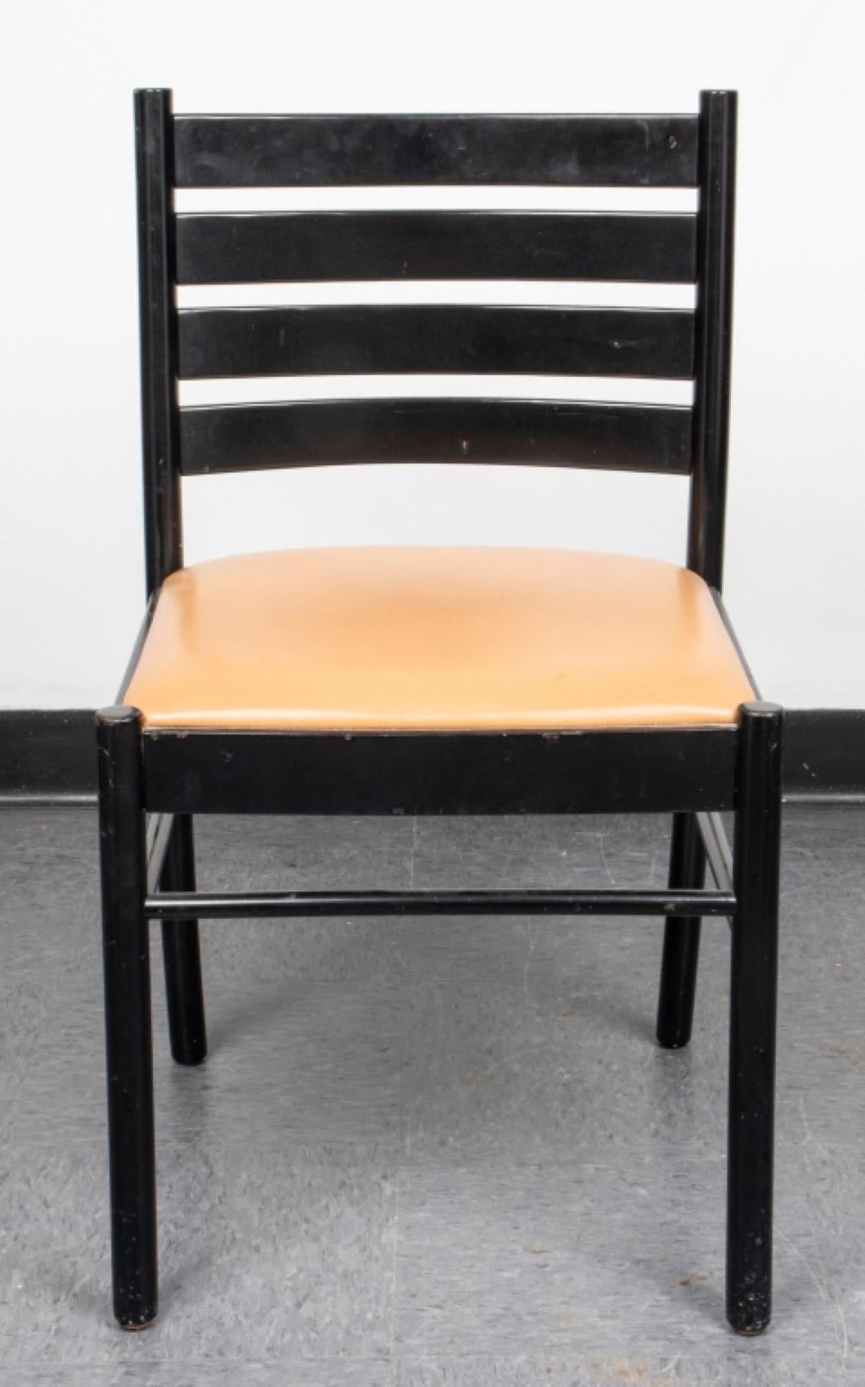 Satz von vier Atelier International Modern Ladder Back Side Chairs

Merkmale: Leiterrücken-Design, mit Atelier International Limited Labels auf der Unterseite.

Abmessungen: 31