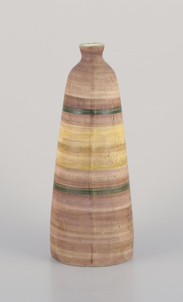 Atelier Le Belier, Vallauris, France Vase unique en céramique à glaçure polychrome.
Environ à partir de 1970.
En parfait état.
Signé.
Dimensions : H 26,5 cm x P 10,0 cm : H 26,5 cm x D 10,0 cm.