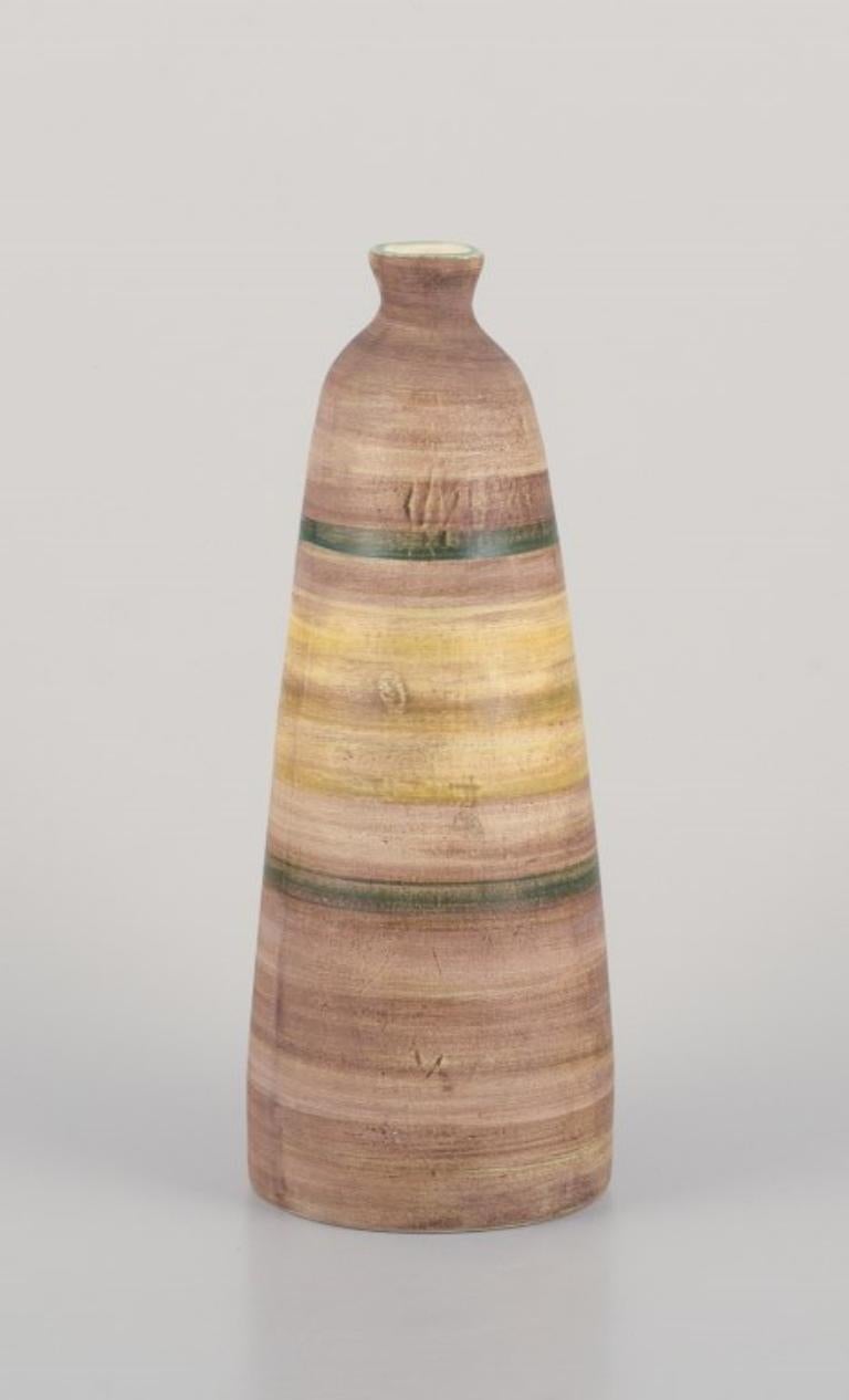 Moderne Atelier Le Belier, Vallauris, France Vase unique en céramique à glaçure polychrome. en vente