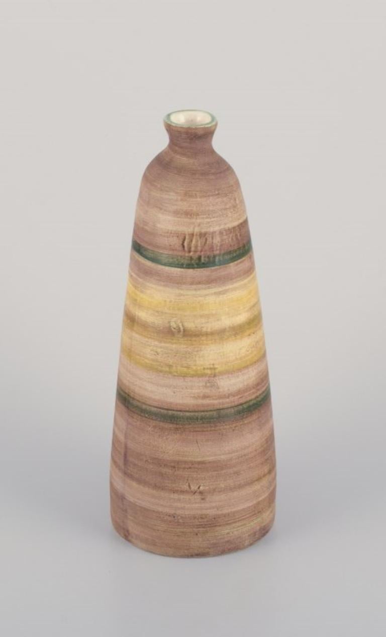 Français Atelier Le Belier, Vallauris, France Vase unique en céramique à glaçure polychrome. en vente