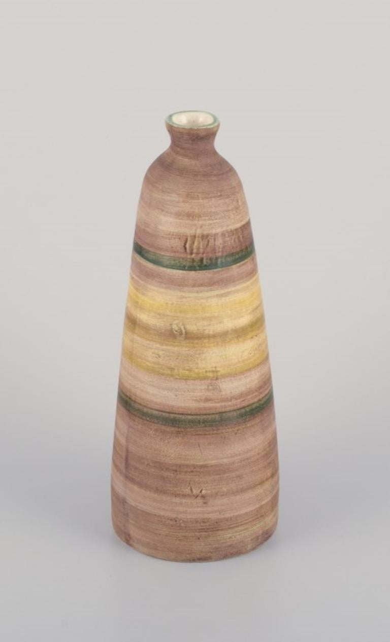 Atelier Le Belier, Vallauris, Francia. Jarrón único de cerámica con esmalte polícromo. Francés en venta