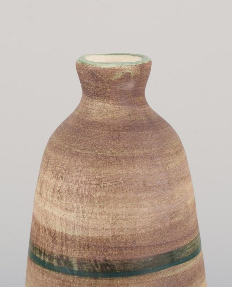 Atelier Le Belier, Vallauris, France Vase unique en céramique à glaçure polychrome. Excellent état - En vente à Copenhagen, DK