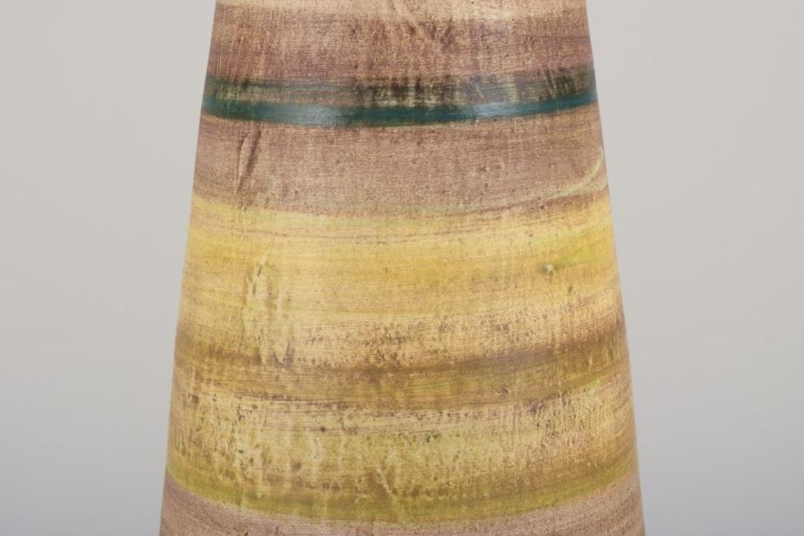 Fin du 20e siècle Atelier Le Belier, Vallauris, France Vase unique en céramique à glaçure polychrome. en vente