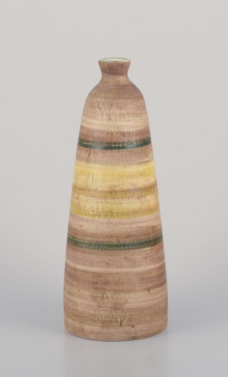 Atelier Le Belier, Vallauris, France Vase unique en céramique à glaçure polychrome. en vente