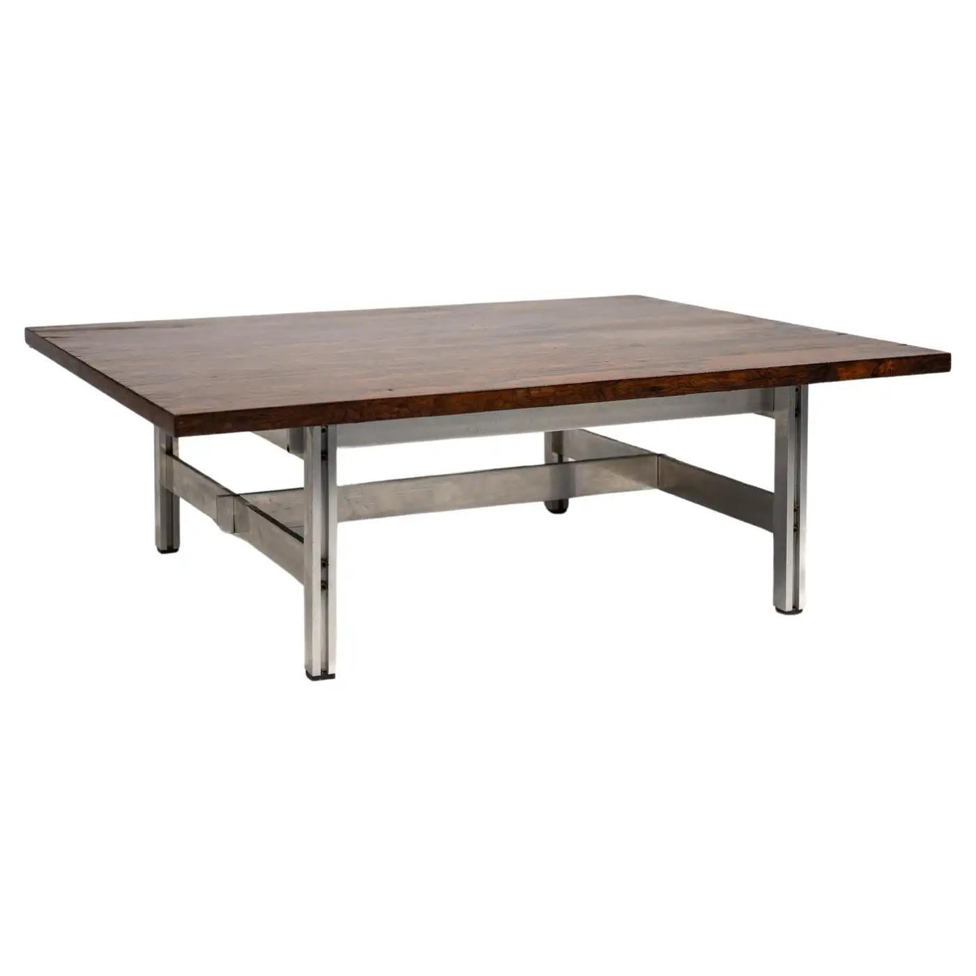 This remarkable coffee table is imbued with Brazilian history and craftsmanship. Dating from the 1960s, she proudly bears the label of the Liceu de Arte e Oficios workshop, an emblematic reference in the field of Brazilian art and crafts. Made of