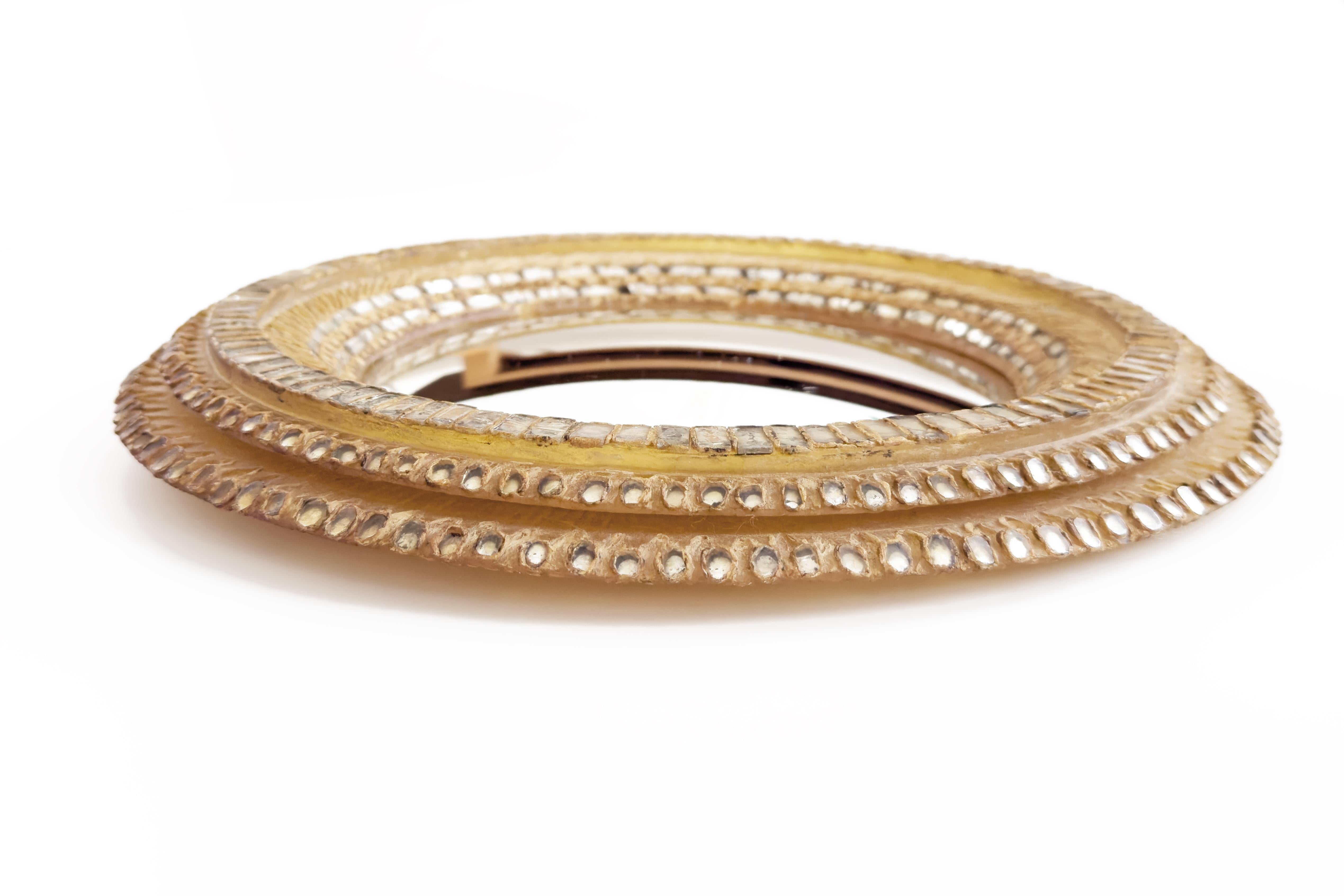 Uno splendido specchio circolare convesso di metà secolo, realizzato in talosel - un materiale in resina scolpita strettamente legato all'Atelier Line Vautrin - e ornato da un vetro delicatamente colorato. Il design meticoloso e i materiali