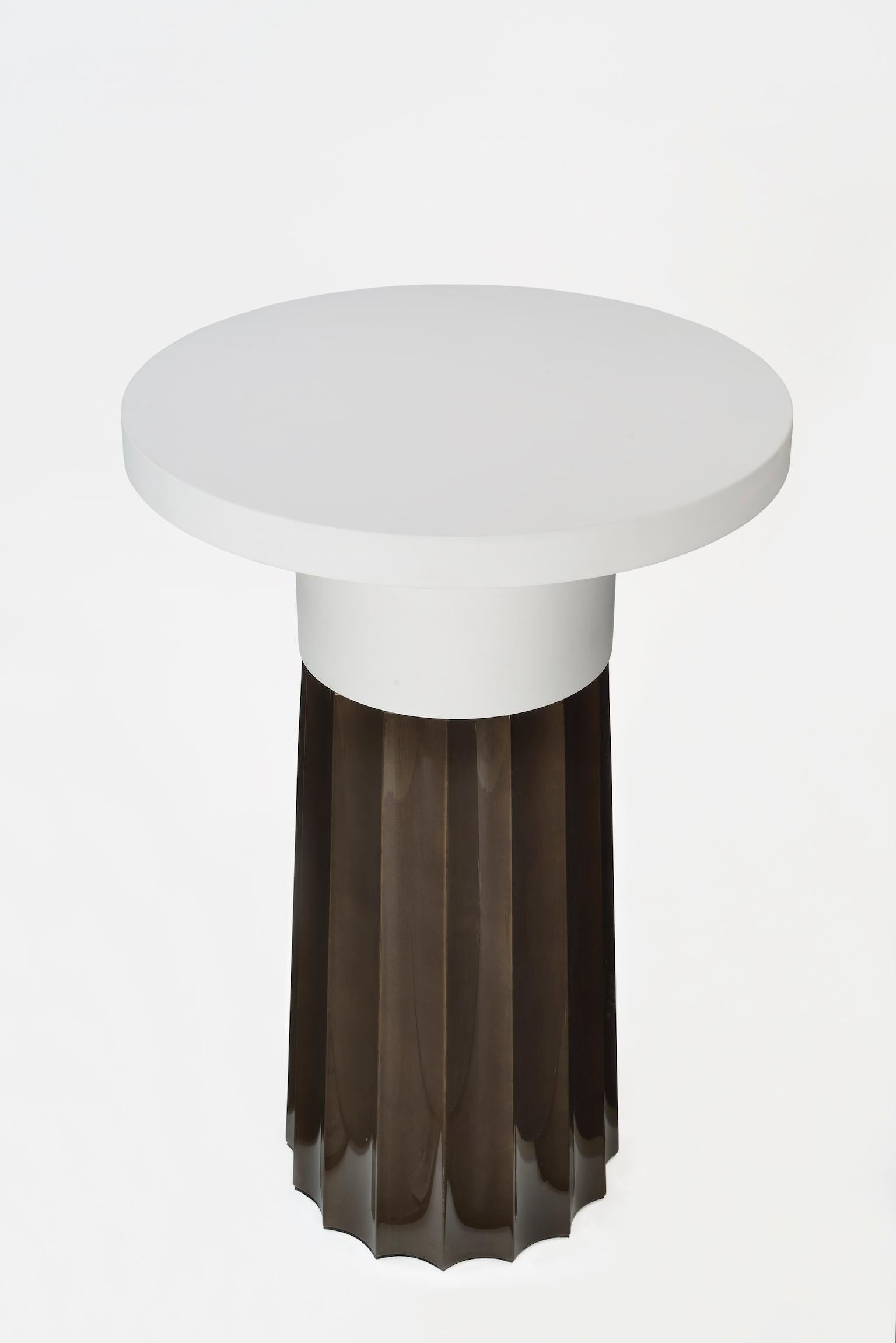 Atelier Linné Table d'appoint Issey en laque et chêne Excellent état - En vente à Paris, FR