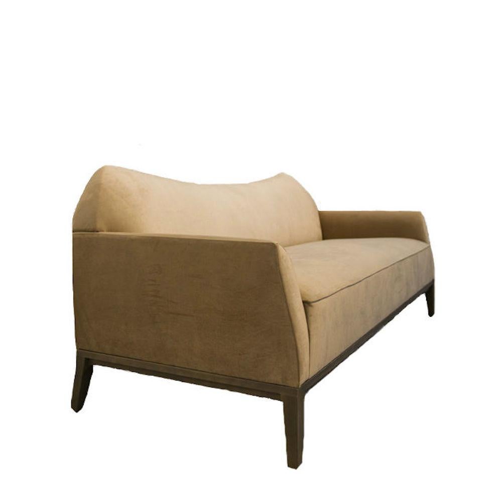 The Jade sofa was designed in 2014 by the Atelier Linné collective. It is a reception sofa that can be ordered in firm or soft comfort. The base is available in tinted beech or oak, and the seams of the sofa are piped. It's available in 15 velvet