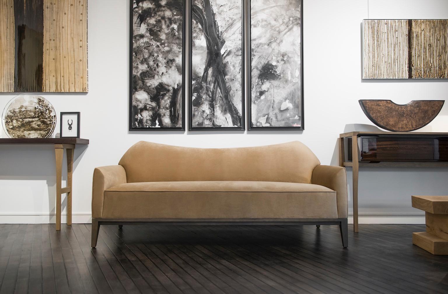 Le canapé Jade a été conçu en 2014 par le collectif Atelier Linné. C'est un canapé d'accueil qui peut être commandé en confort ferme ou moelleux.
La base est en hêtre teinté. Il existe en deux tailles standard, recouvert de velours disponible en 18