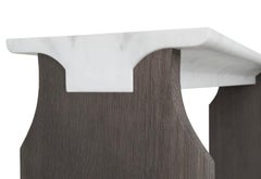 Atelier Linné Jay Console in marmo intagliato Calacata e rovere spazzolato colorato