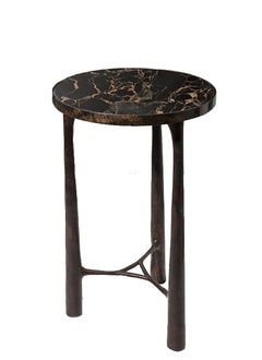 Atelier Linné Paar Beistelltische aus Marmor und Bronzeguss