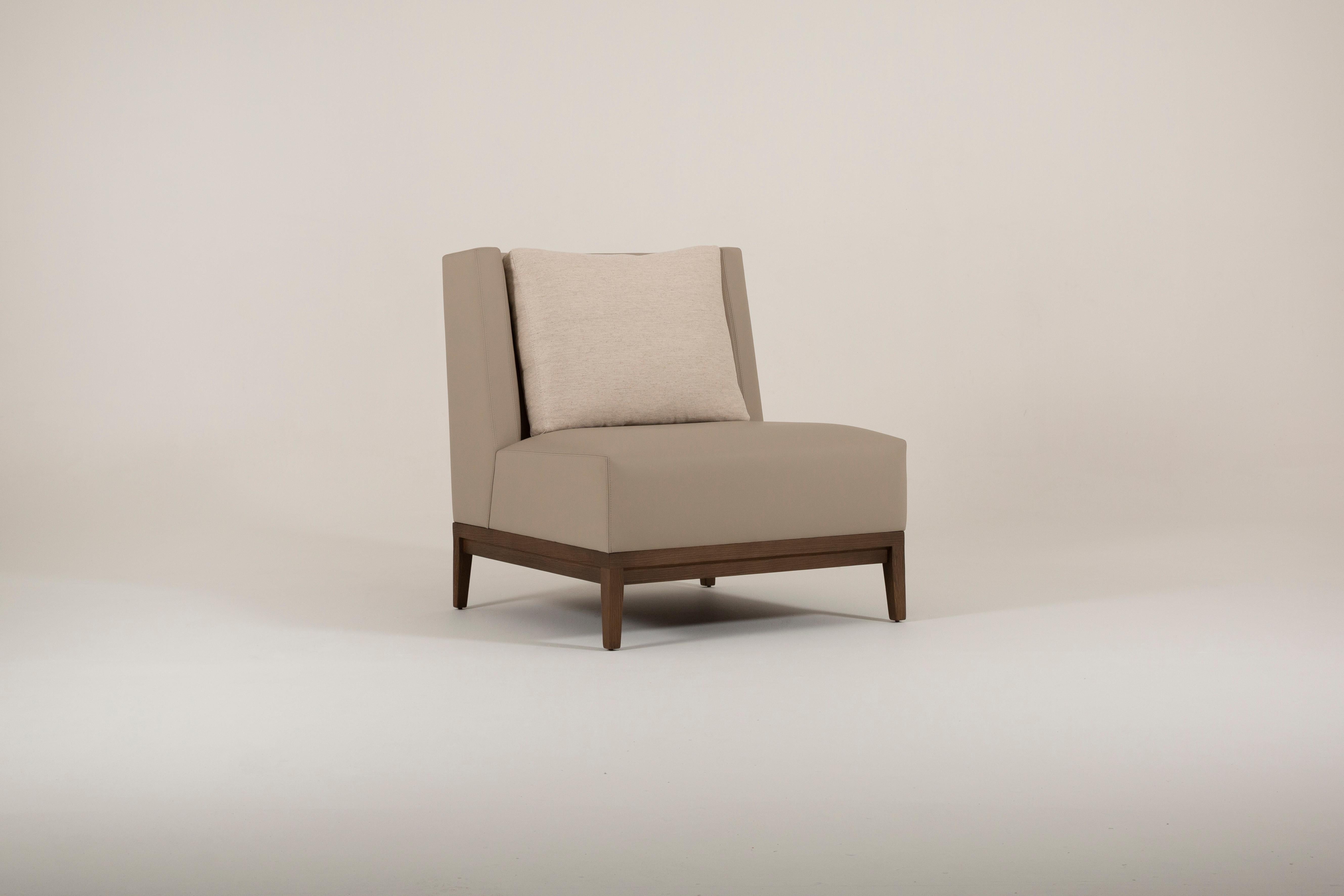 The Sagitta fireside chair was made in 2023 by Atelier Linné. The structure of the fireside chair, the seat and the backrest are in leather, the base is in brushed oak, and the decorative cushion is in linen. We offer you the possibility to choose