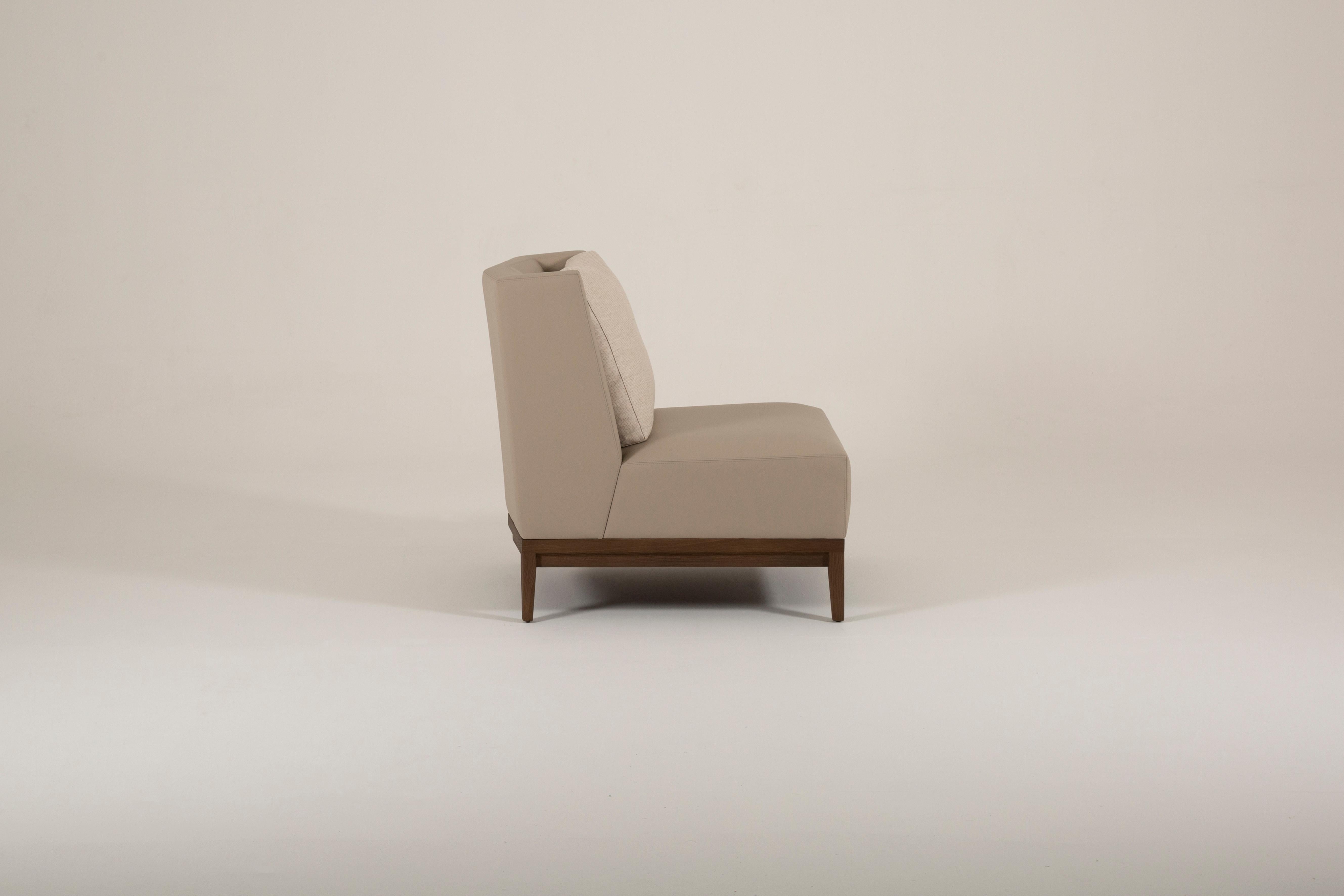 Modern Atelier Linné, Sagitta Fireside Chair    For Sale