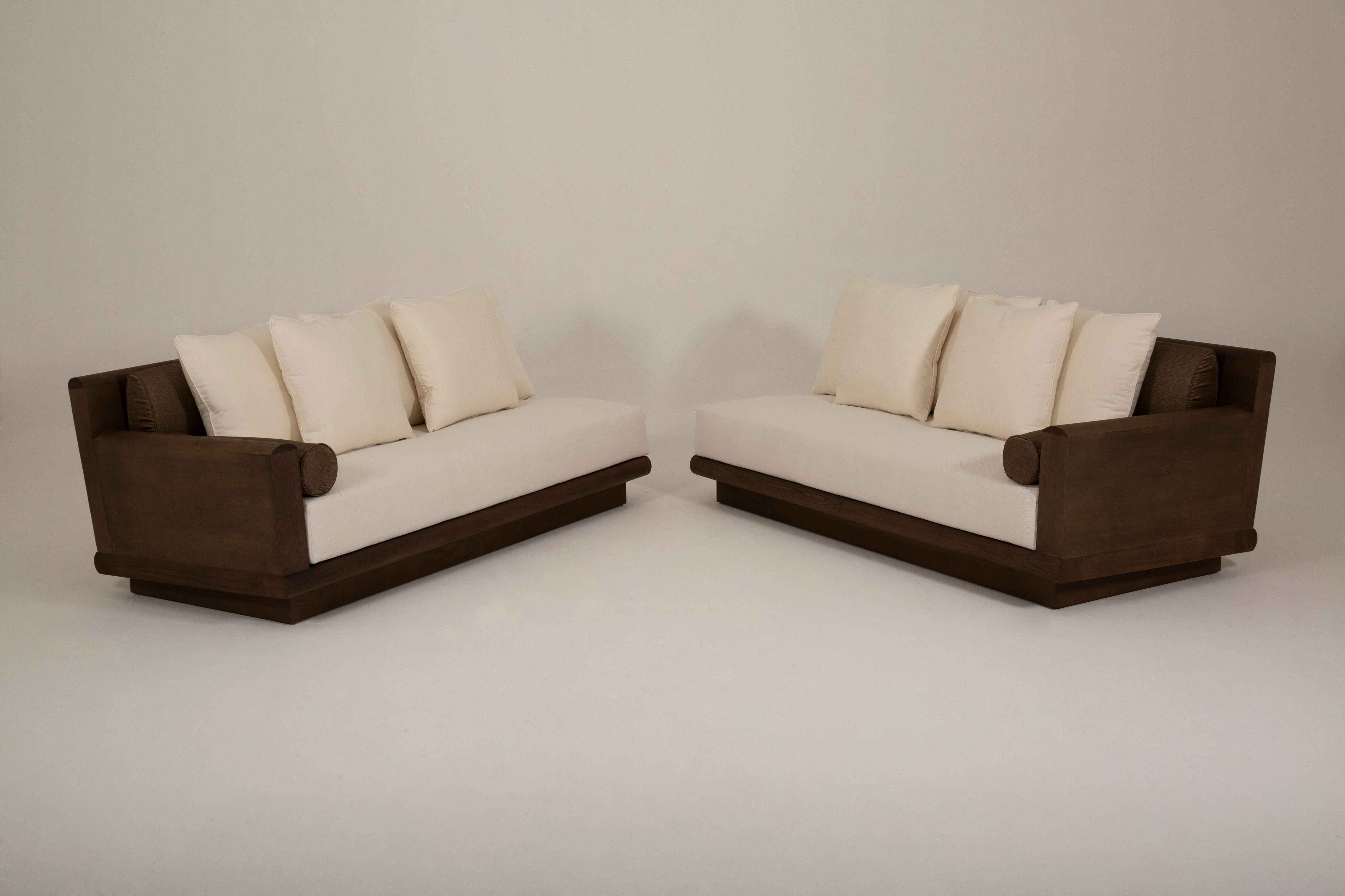 Le canapé Asafis est fabriqué en 2023 par l'Atelier Linné. La structure du canapé est en chêne brossé, le coussin d'assise est en mousse avec des bords arrondis à l'avant. Le dossier se compose de 2 coussins de dossier ovales en mousse, de cinq