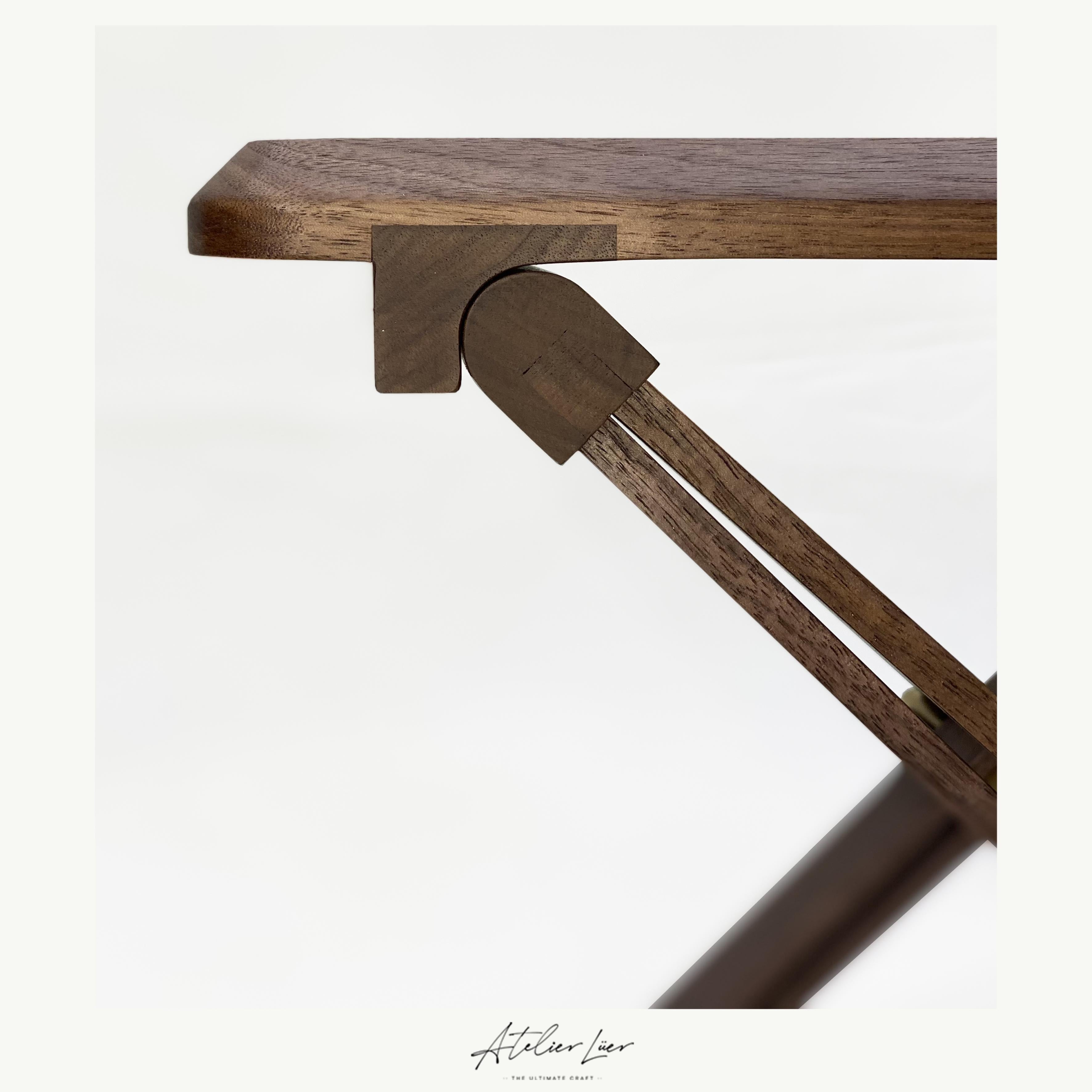 Campagne Table  plateau/table d'appoint de style campagne Atelier Luer avec base en forme de X et sangles en cuir en vente