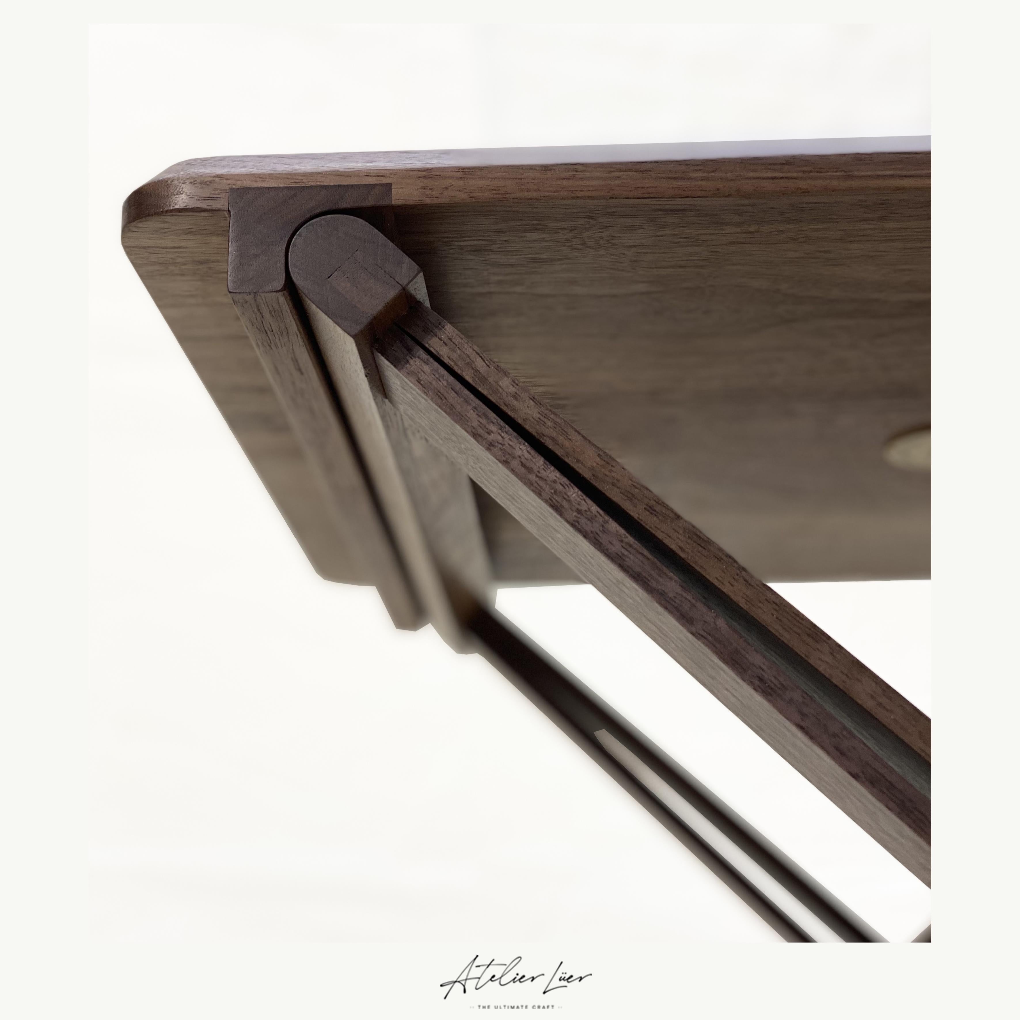 Américain Table  plateau/table d'appoint de style campagne Atelier Luer avec base en forme de X et sangles en cuir en vente