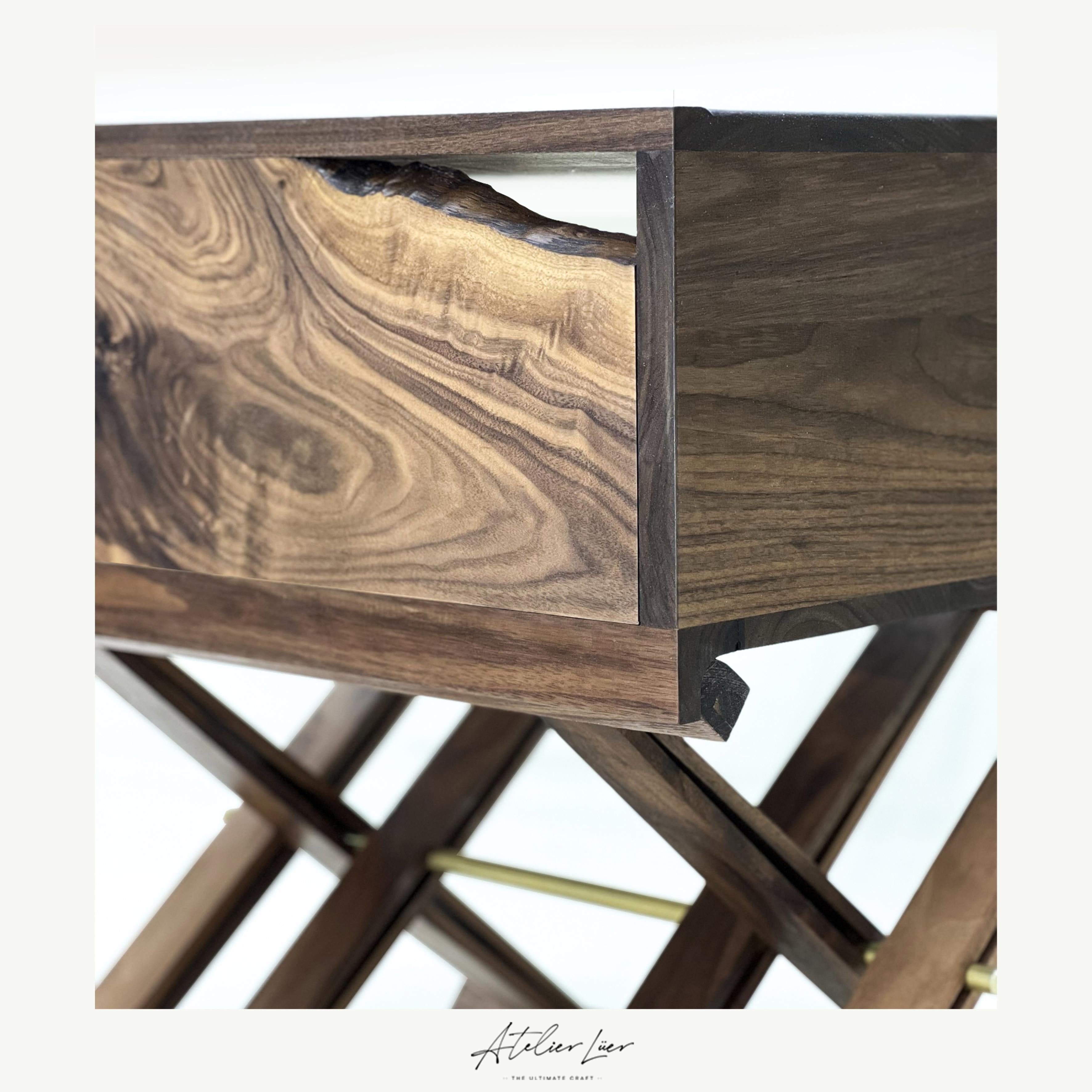 Atelier Luer: Nachttisch/Endtisch aus Nussbaumholz mit Schublade mit naturfarbenem Rand und X-frmigem Sockel (American Arts and Crafts) im Angebot
