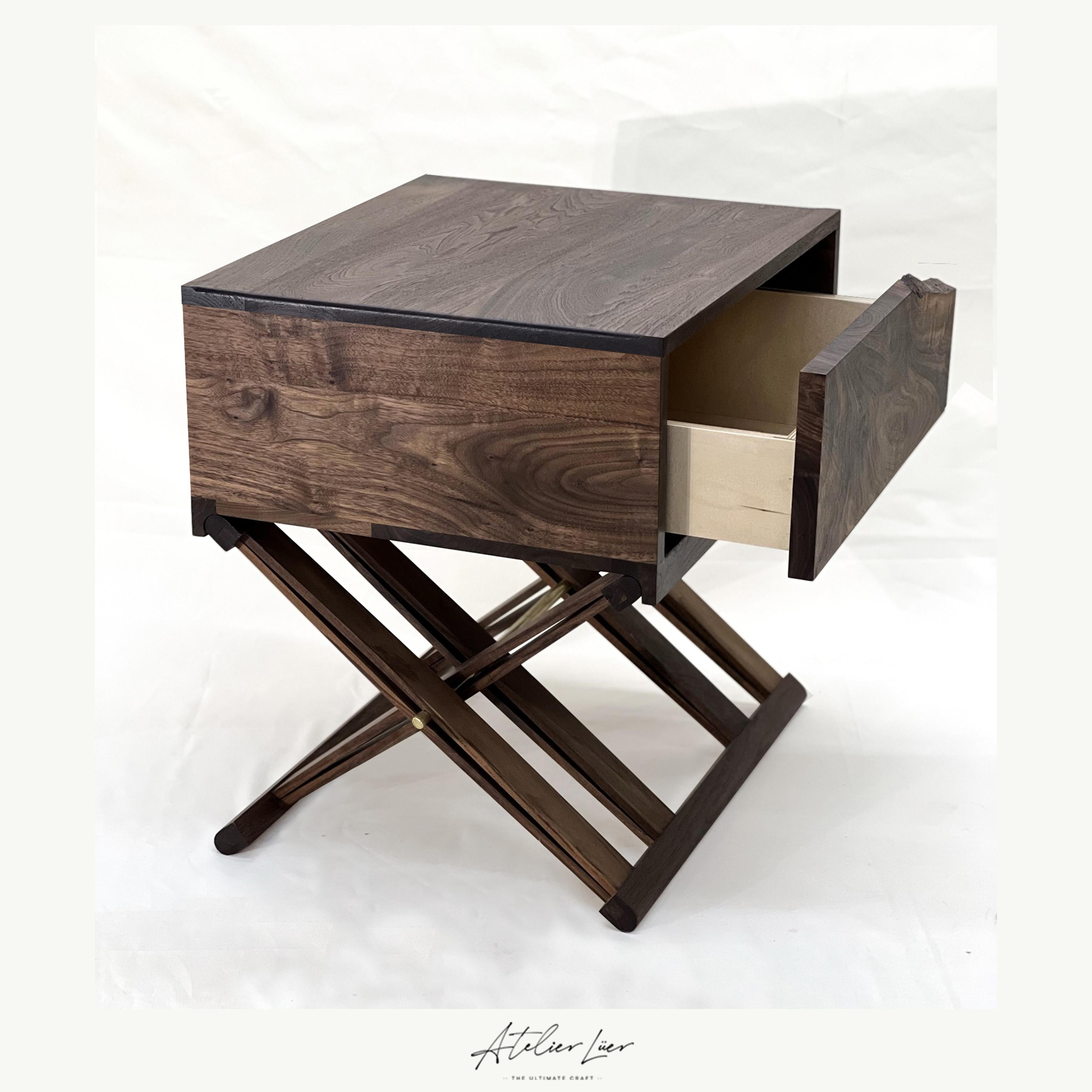 Atelier Luer: Nachttisch/Endtisch aus Nussbaumholz mit Schublade mit naturfarbenem Rand und X-frmigem Sockel (amerikanisch) im Angebot