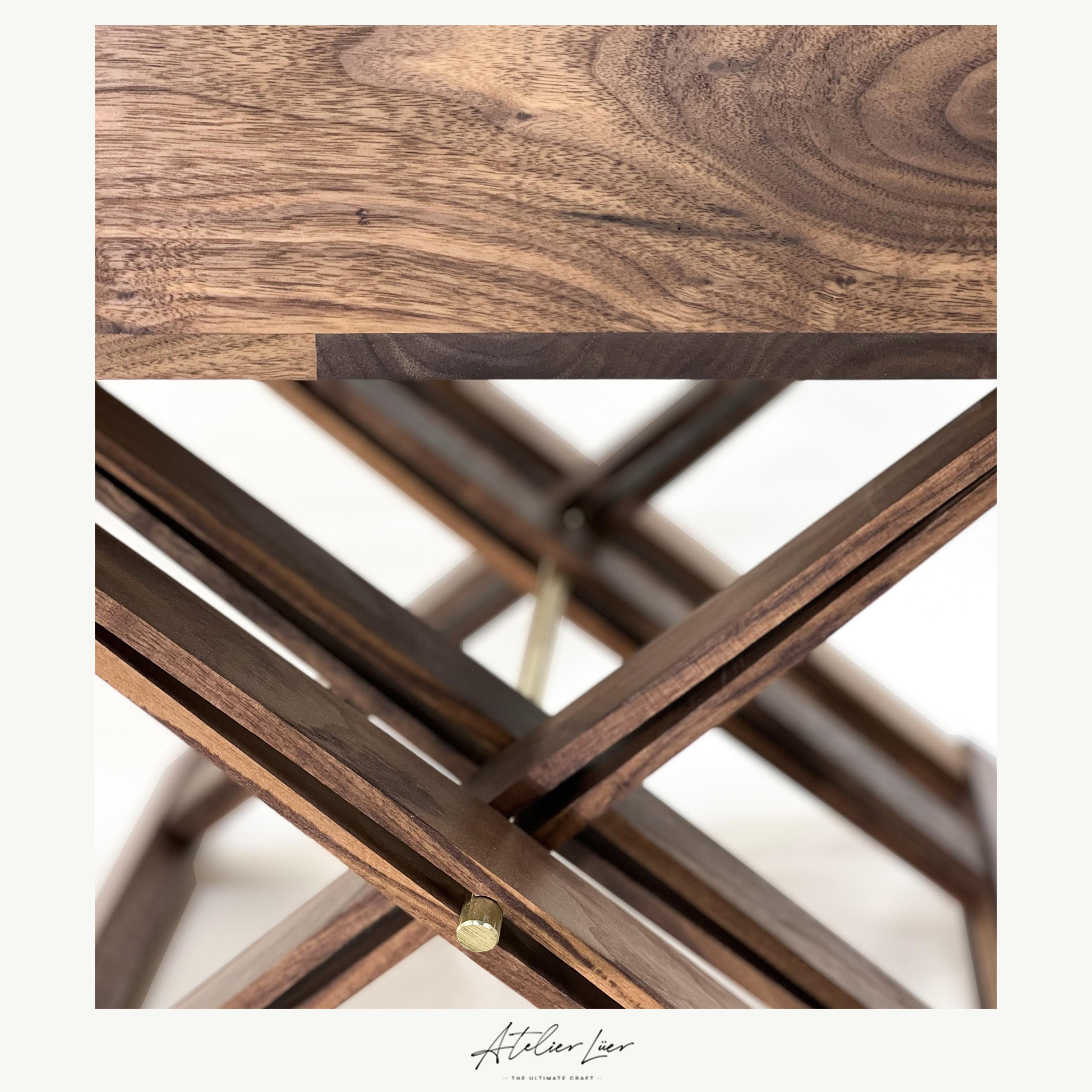 Atelier Luer: Nachttisch/Endtisch aus Nussbaumholz mit Schublade mit naturfarbenem Rand und X-frmigem Sockel im Zustand „Neu“ im Angebot in Miami, FL
