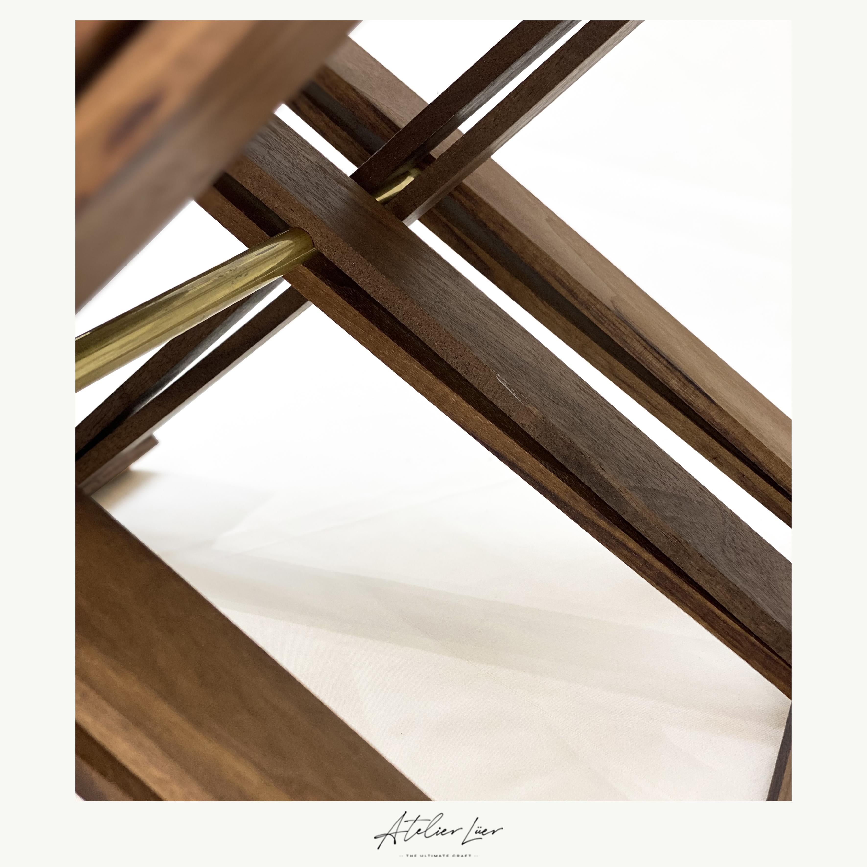 Atelier Luer: Nachttisch/Endtisch aus Nussbaumholz mit Schublade mit naturfarbenem Rand und X-frmigem Sockel (21. Jahrhundert und zeitgenössisch) im Angebot