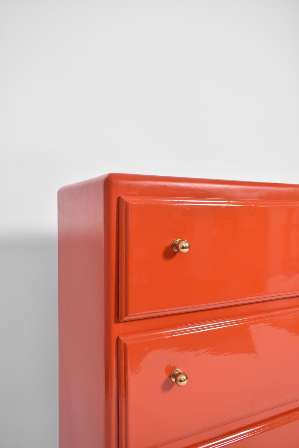 Cassettiera apribile in legno di corallo laccato con tre cassetti sul davanti. Francia, anni '20.