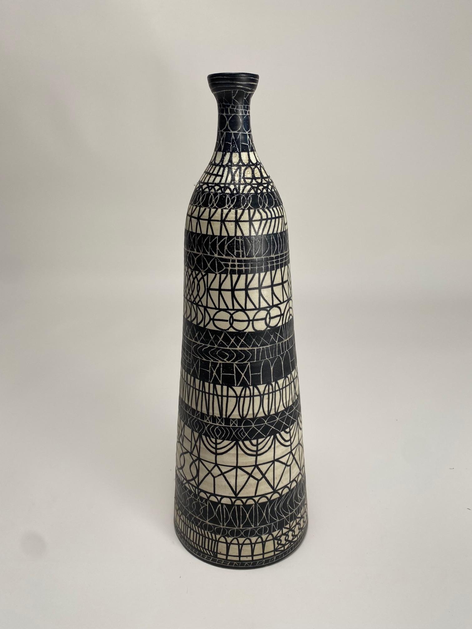 Large ceramic bottle, Atelier Mascarella, Bologna, 1950s.

Rare ceramic bottle with geometric figure decorations made in Bologna in the 1950s. It is a refined piece of furniture that elegantly embellishes the living context