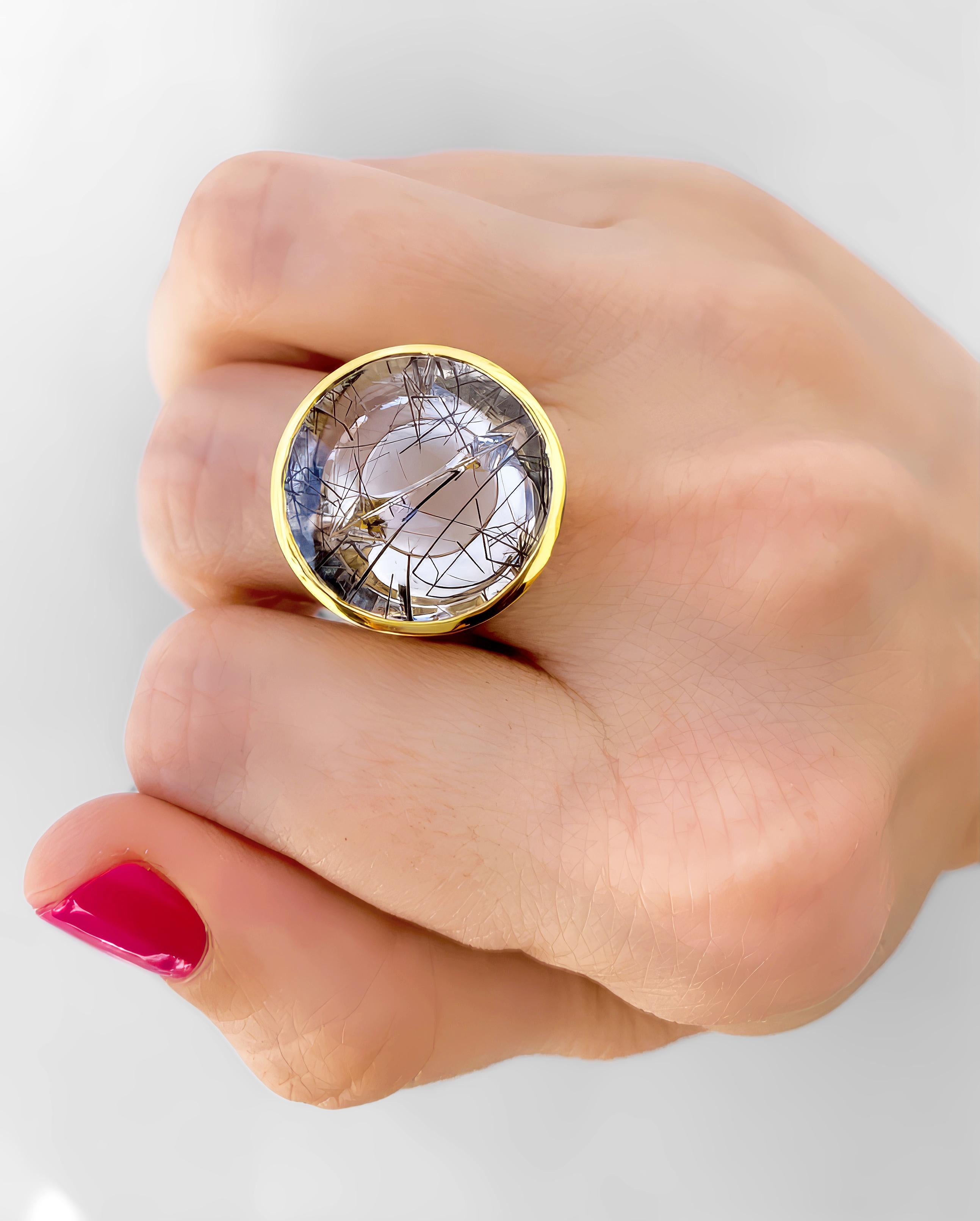 Unique en son genre, la bague Magic Face a été fabriquée à la main en Allemagne par l'Atelier Munsteiner, le 