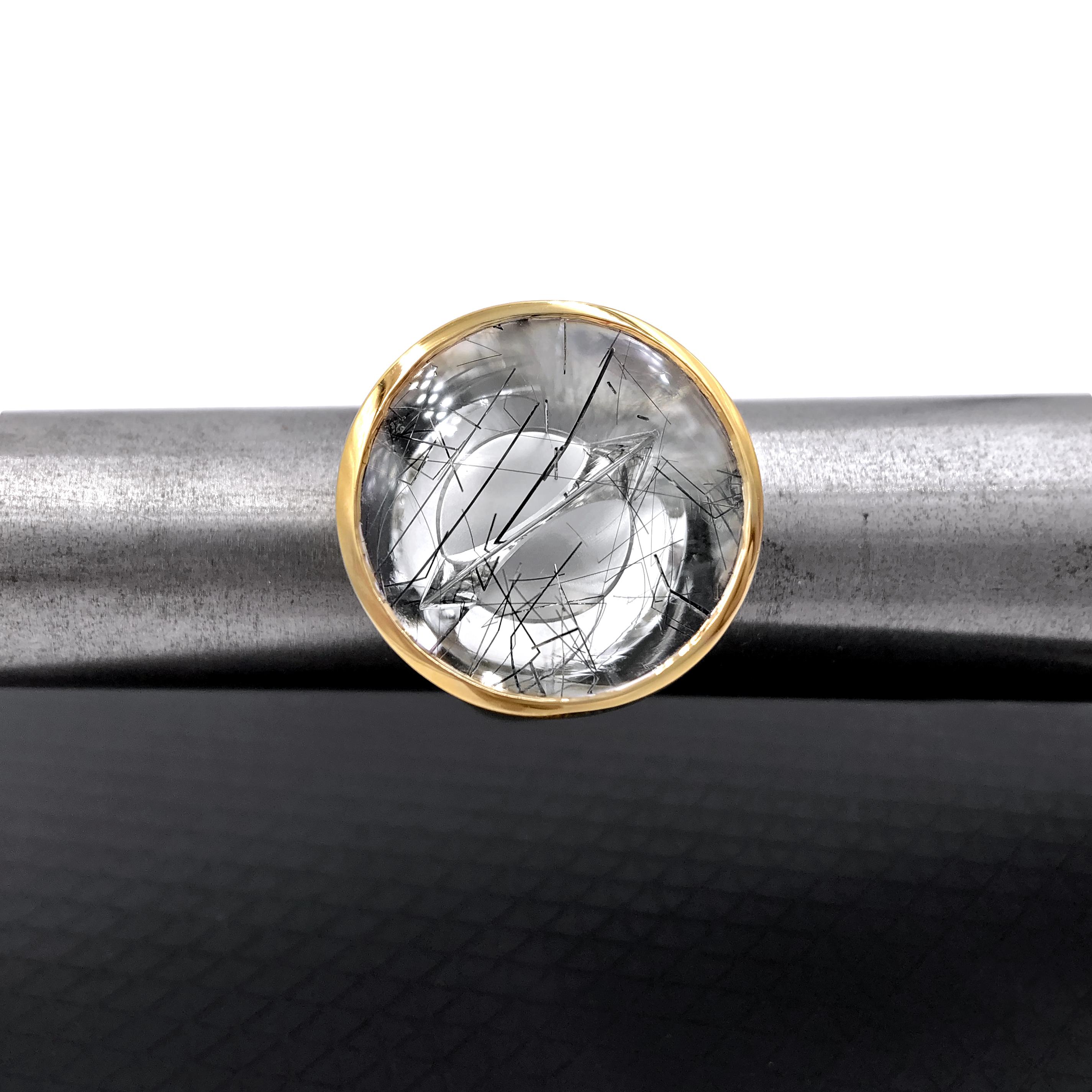 Taille ronde Atelier Munsteiner Magic Face Bague en or, tourmaline noire et quartz, unique en son genre en vente