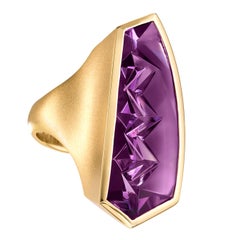 Atelier Munsteiner Bague à courbes verticales en améthyste violette fantaisie unique en son genre