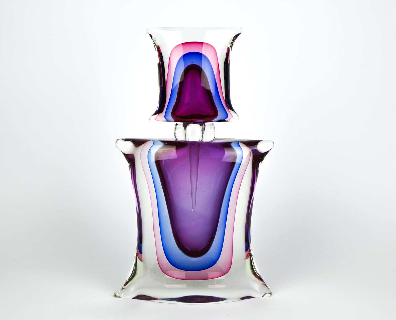 Paire de bouteilles en verre soufflé de Murano, faites à la main avec le travail de Sommersa, couleur améthyste, bleu, rose et cristal. 
Travaux réalisés par le célèbre Vetreia Oball Murano dans les années 1994. 
Les conditions sont parfaites. Le