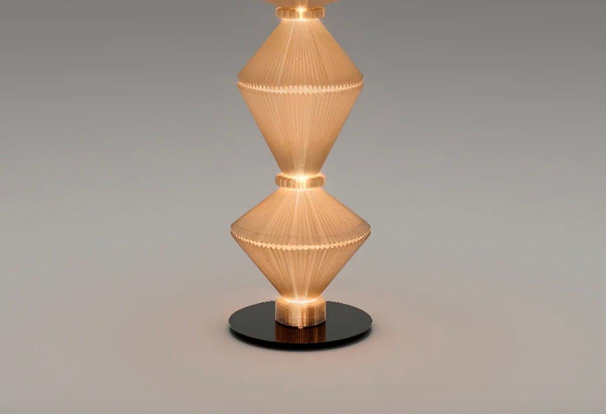 Lámpara de pie Atelier Oï Oïphorique P Pe Still Para Parachilna 

Lámpara de pie de luz ambiental compuesta por una base de acero acabado en cromo negro. La estructura de acero que encierra la fuente de luz LED está revestida con un tejido plisado