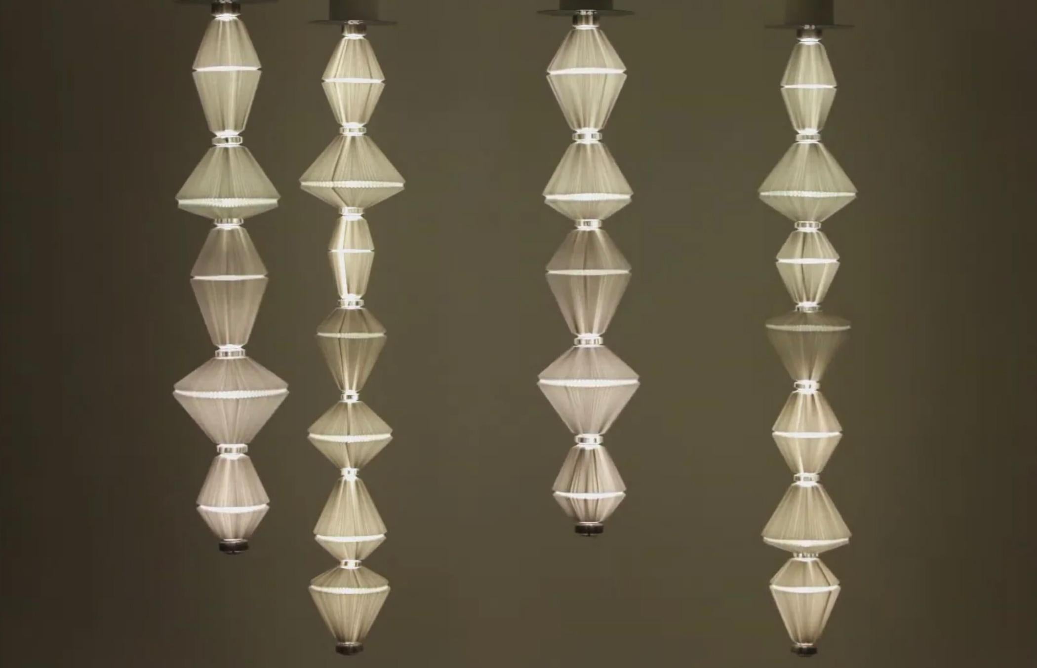 Atelier Oï Set di quattro lampade a sospensione Oïphorique T Pe e T Gr Per Parachilna 

Oïphorique presenta un elegante diffusore in tessuto. Dopo aver acceso la luce si risveglia l'anima e tutto inizia a muoversi in un movimento ipnotico.

Dettagli