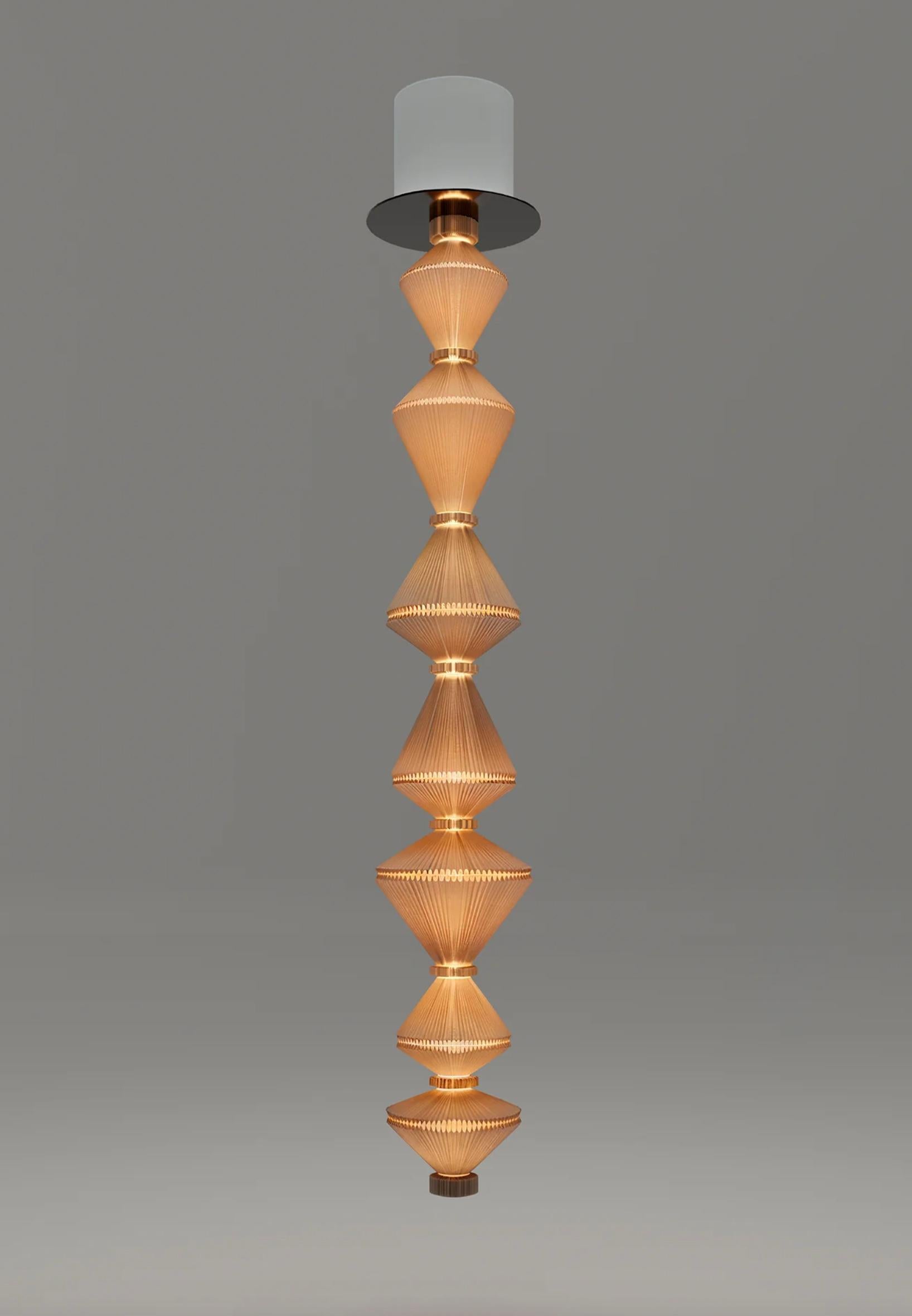 Atelier Oï Oïphorique T Gr Lampada a Sospensione Per Parachilna 

Oïphorique presenta un elegante diffusore in tessuto. Dopo aver acceso la luce si risveglia l'anima e tutto inizia a muoversi in un movimento ipnotico.

Dettagli del