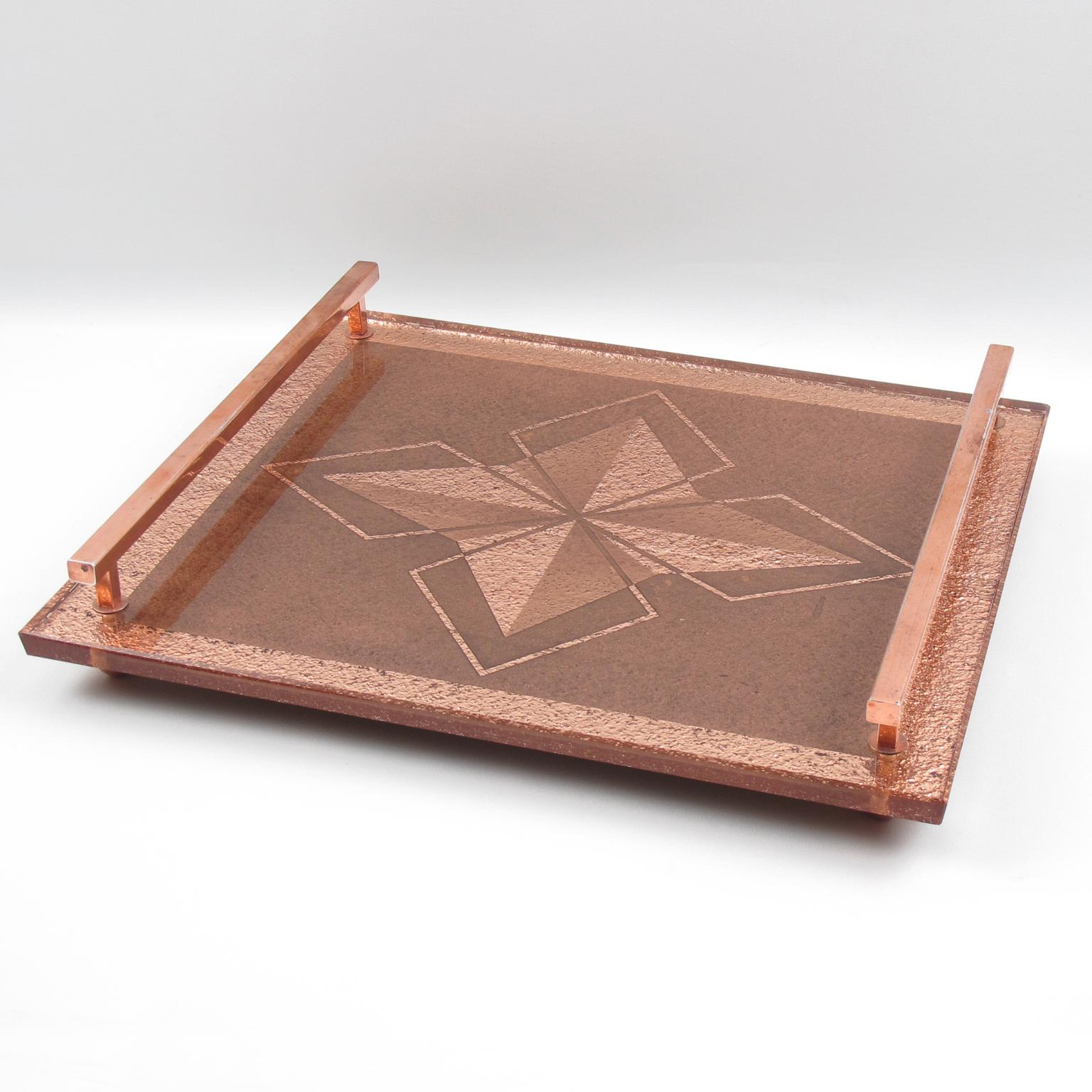 Questo grazioso vassoio francese Art Déco in rame e specchio color pesca presenta una spessa lastra di vetro specchiato color rame o rosa-pesca con incisione geometrica inversa e disegno a stella. Il vassoio ha grandi maniglie in rame su entrambi i