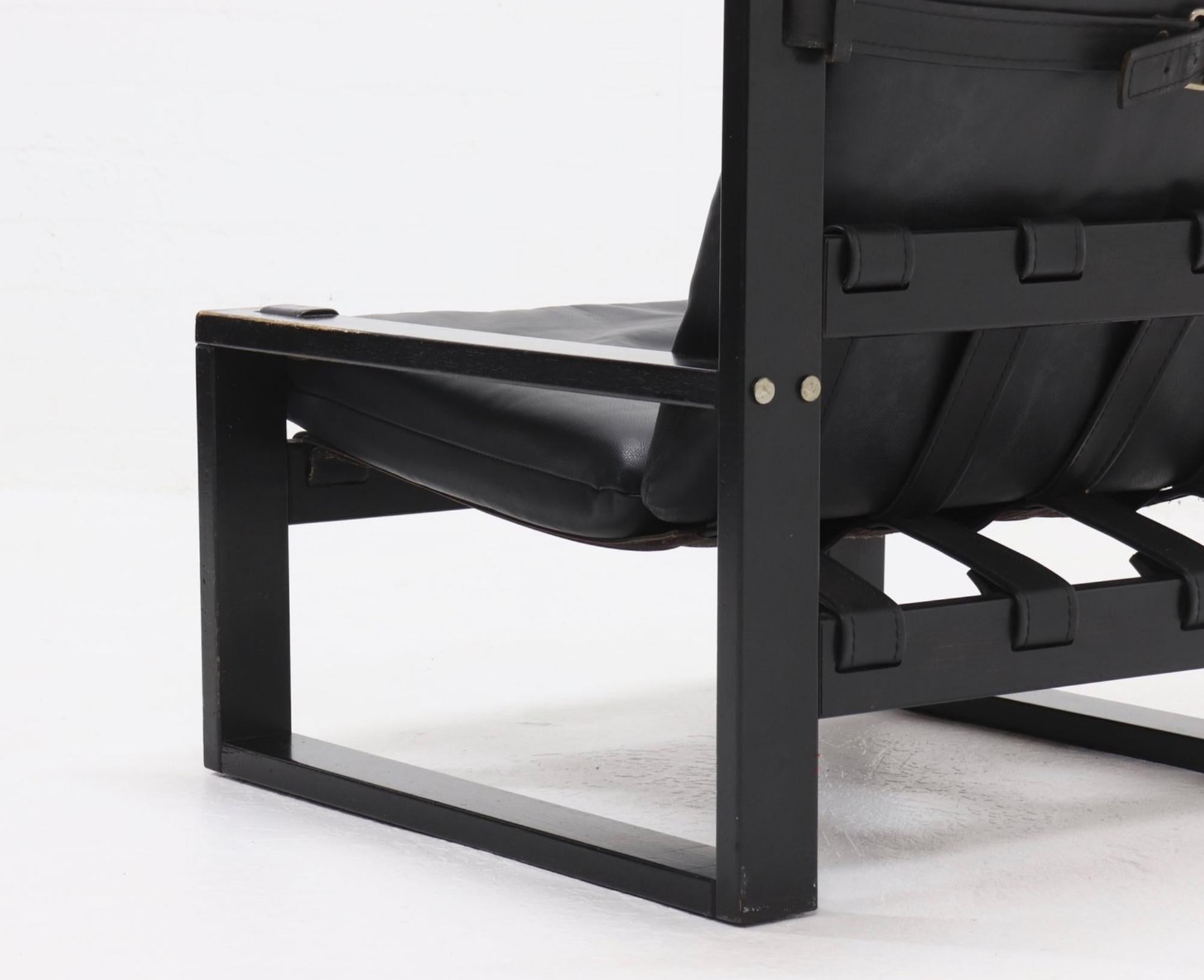 Atelier Sonja Wasseur Ensemble chaise longue et ottoman en cuir fait main, Pays-Bas.

En 1982, Up&Up a créé son propre Studio de design à Amsterdam, se concentrant sur la conception de tapis et de textiles pour l'intérieur. Elle a travaillé avec des