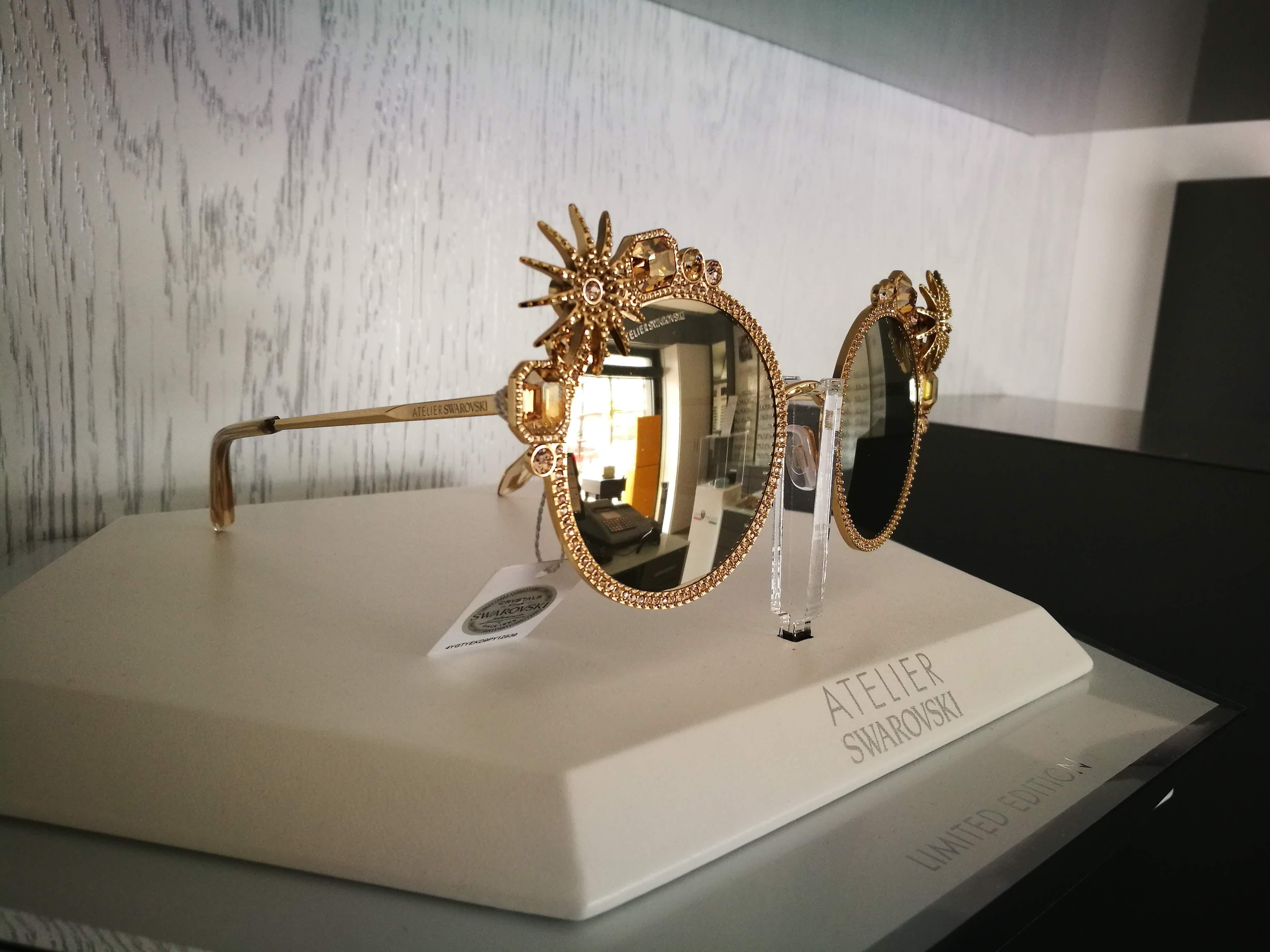 Amazing, rare and brand new from boutique !
Gold, SK240-P 32C
Atelier Swarovski's unmistakable craftsmanship and creativity shines in a collection of crystal embellished sunglasses handcrafted in Italy
Round sunglasses - Smoke flash gold lens;