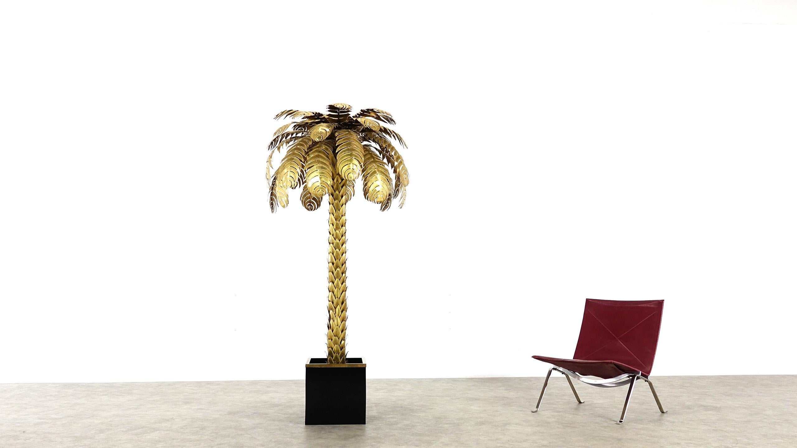Floor lamp in the form of a palm tree, French design by Atelier Techoueyres for Maison Charles. Design by 1970. Construction with leaves and stem made of brass sheet, bucket with sides of black formica edging and brass. Equipped with five